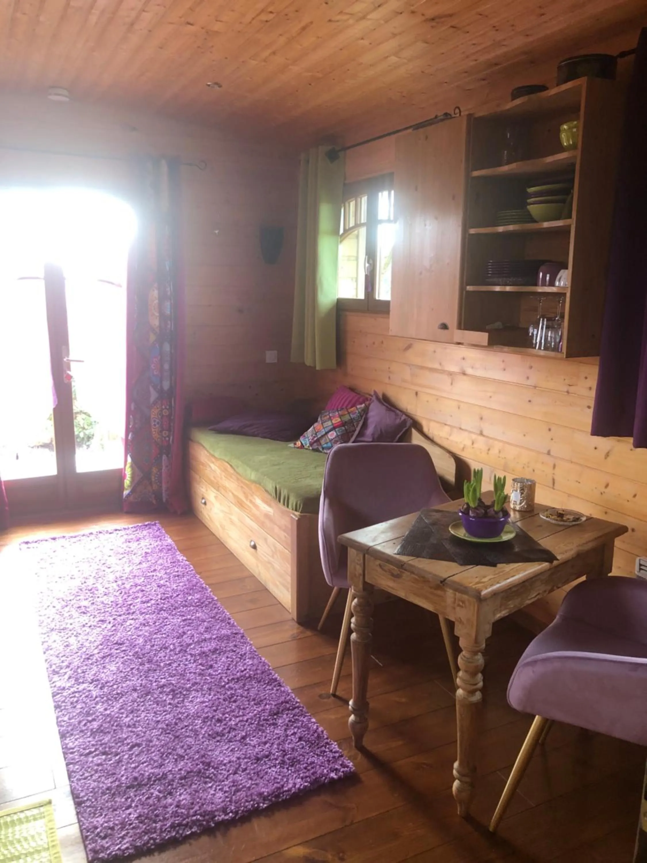 Photo of the whole room in Rosalie