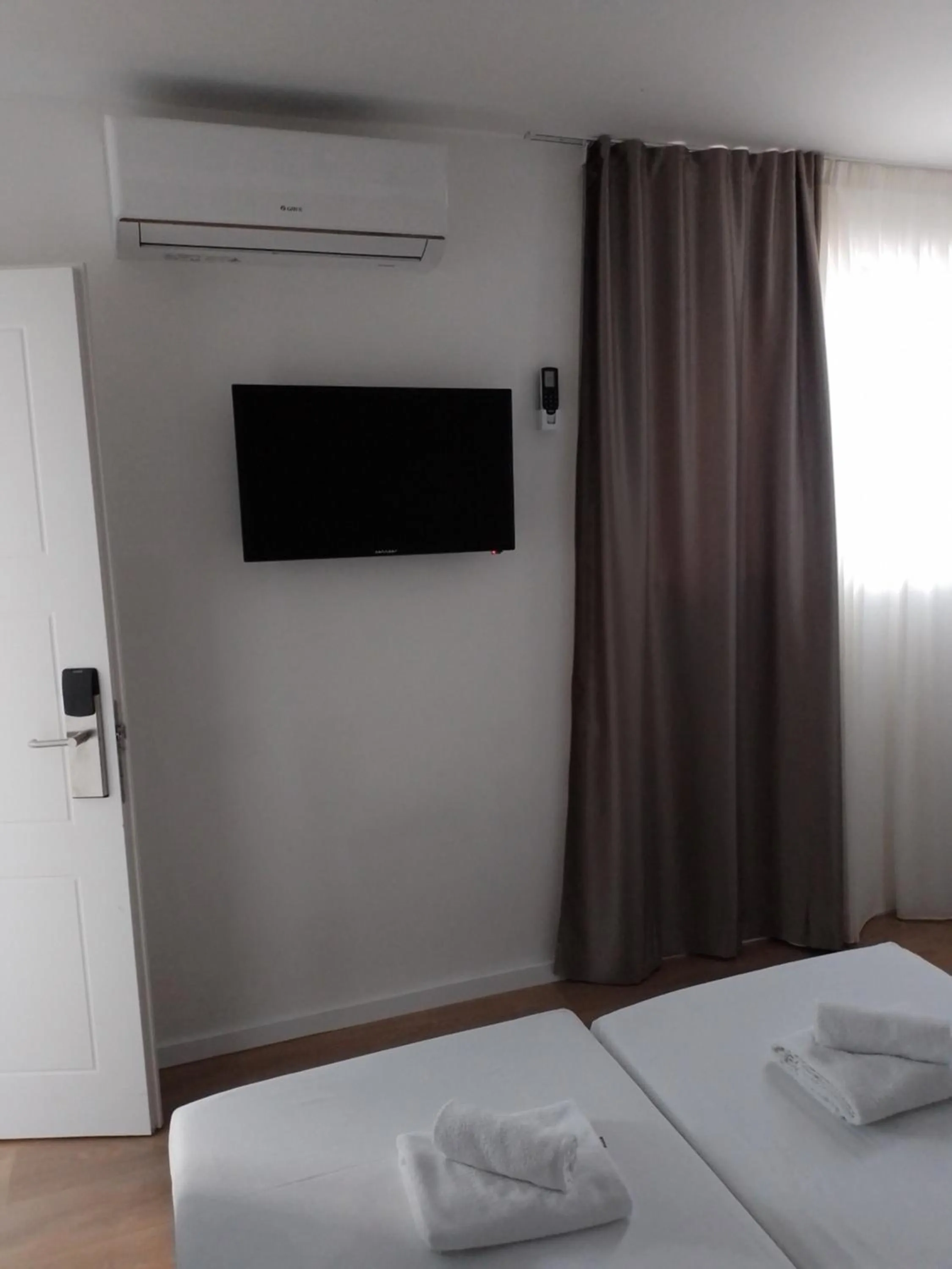 Bedroom, Bed in Beach Hotel Božikovina