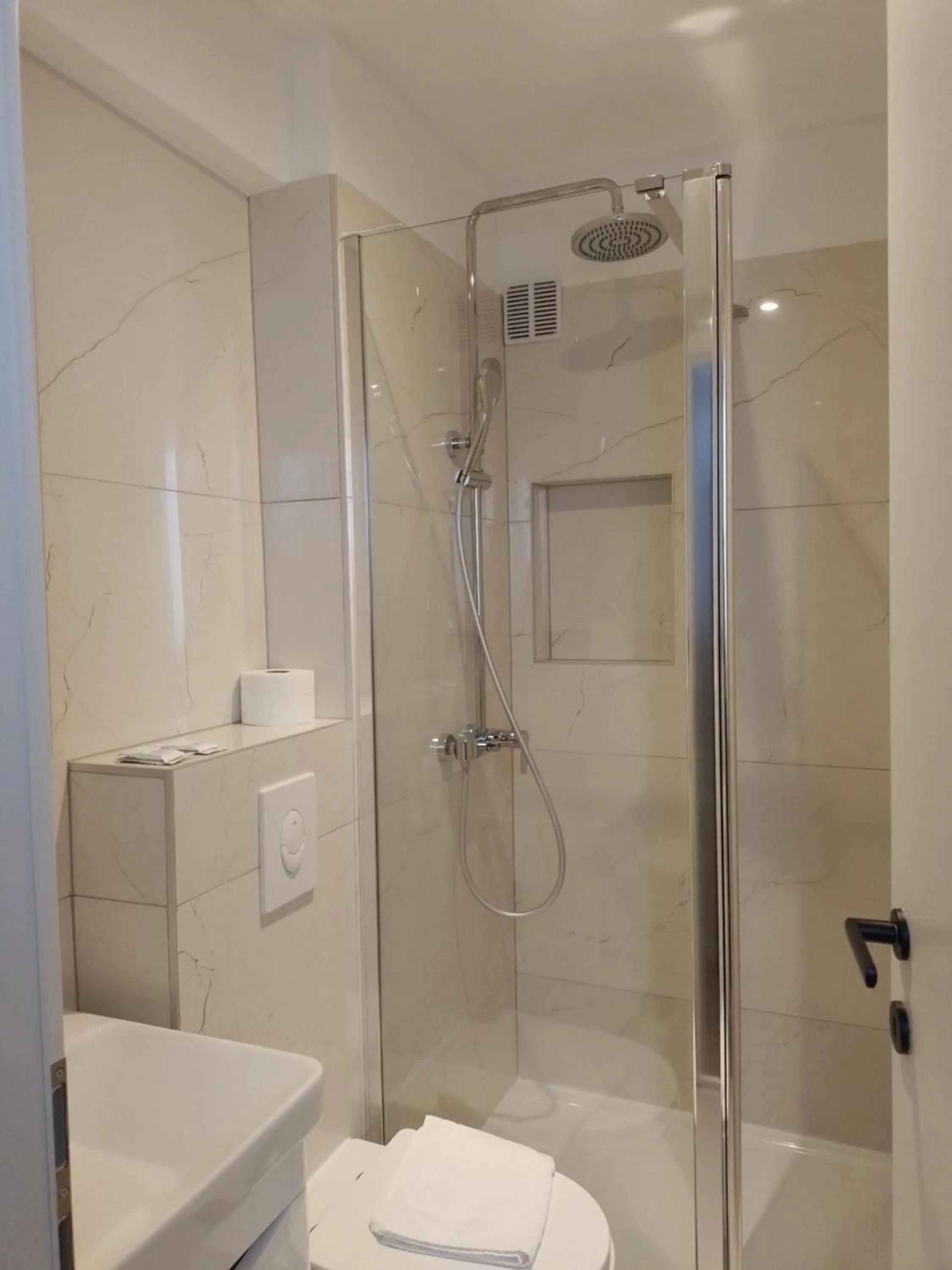 Toilet in Beach Hotel Božikovina