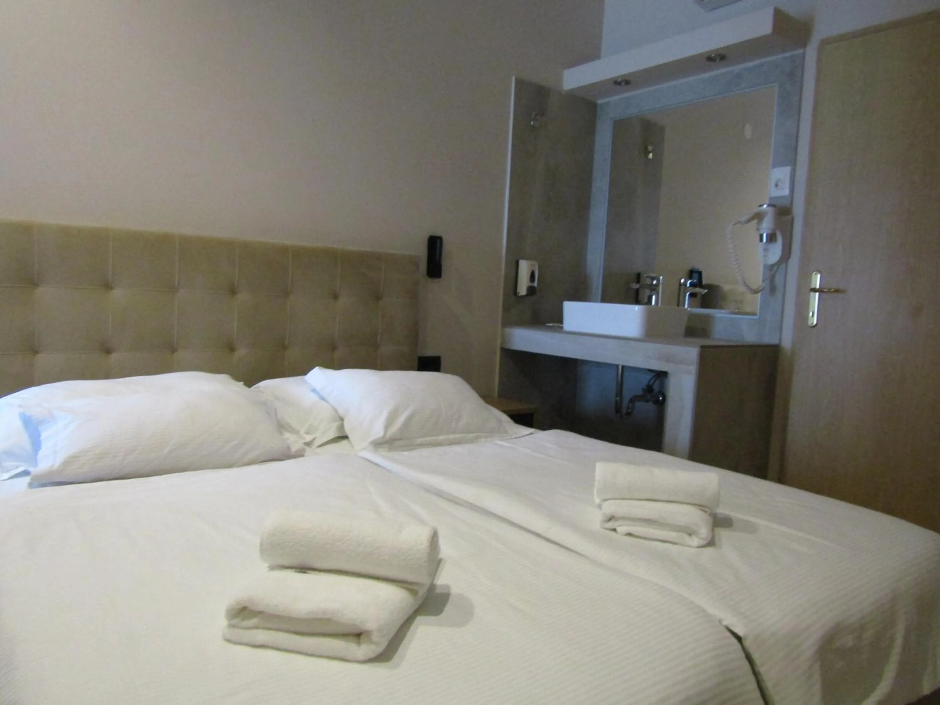 Bed in Beach Hotel Božikovina