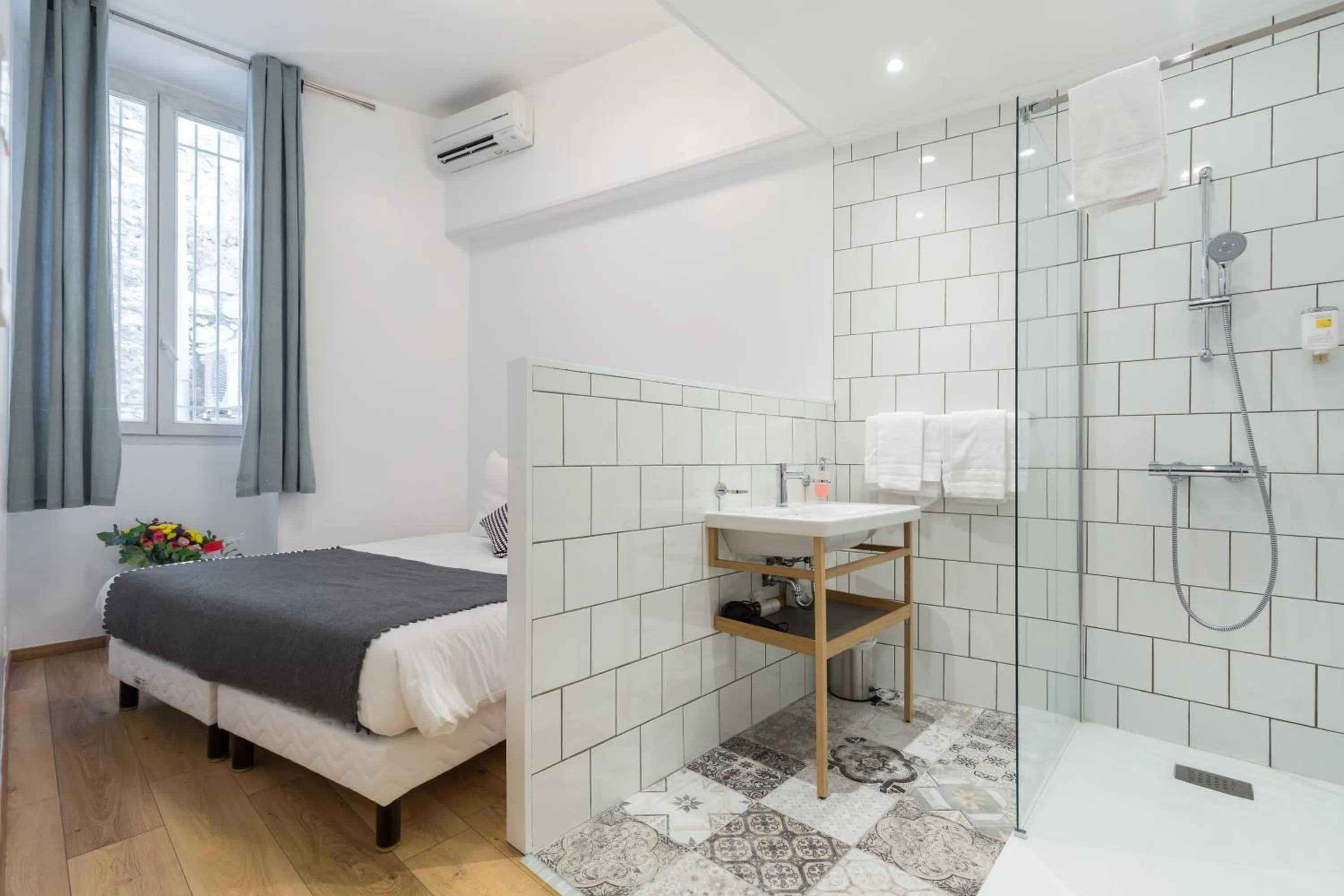 Bathroom, Bed in Florella Marceau Apartment