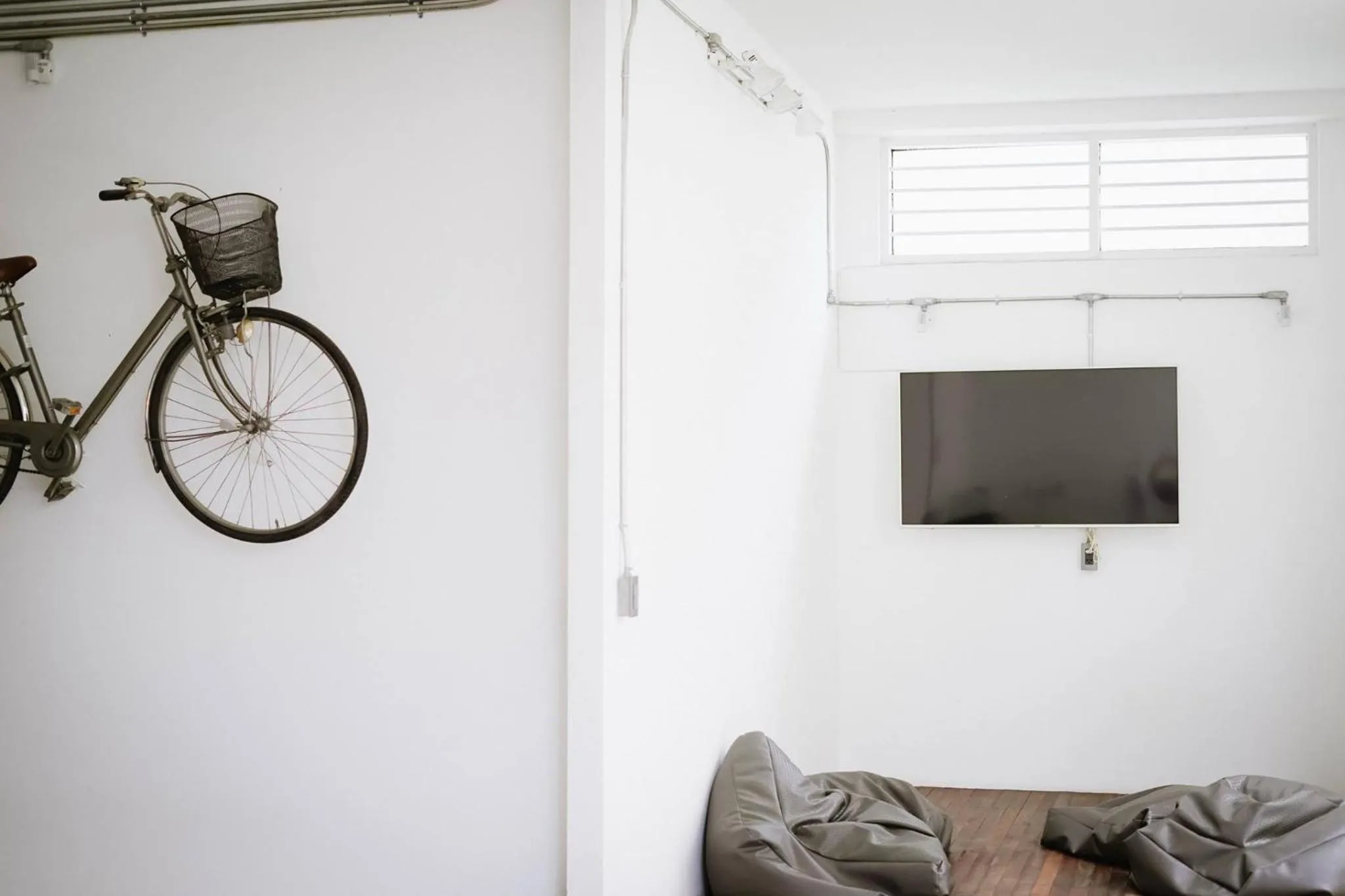 Communal lounge/ TV room in Memmoth Hostel In Lampang