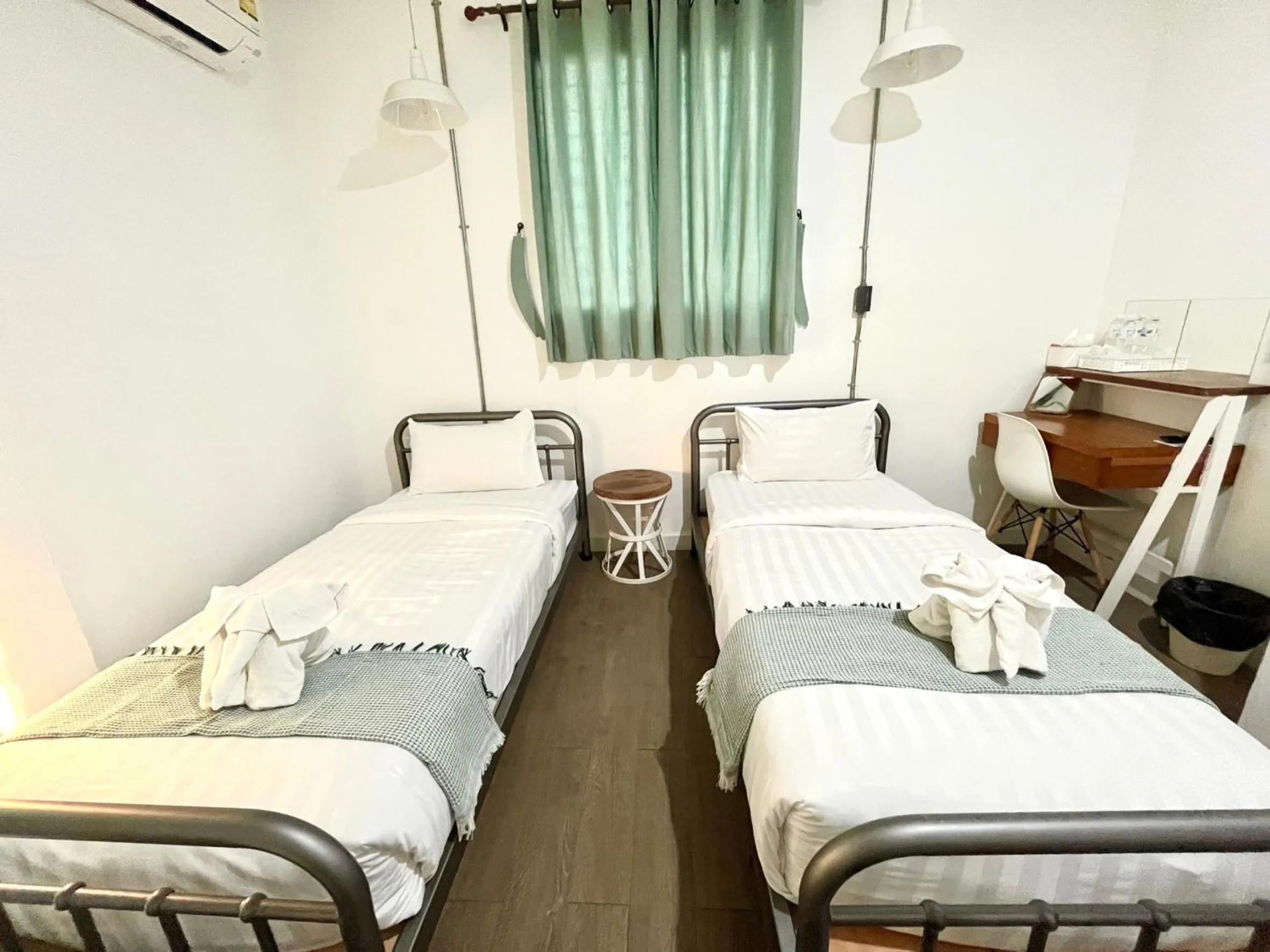 Bedroom, Bed in Memmoth Hostel In Lampang