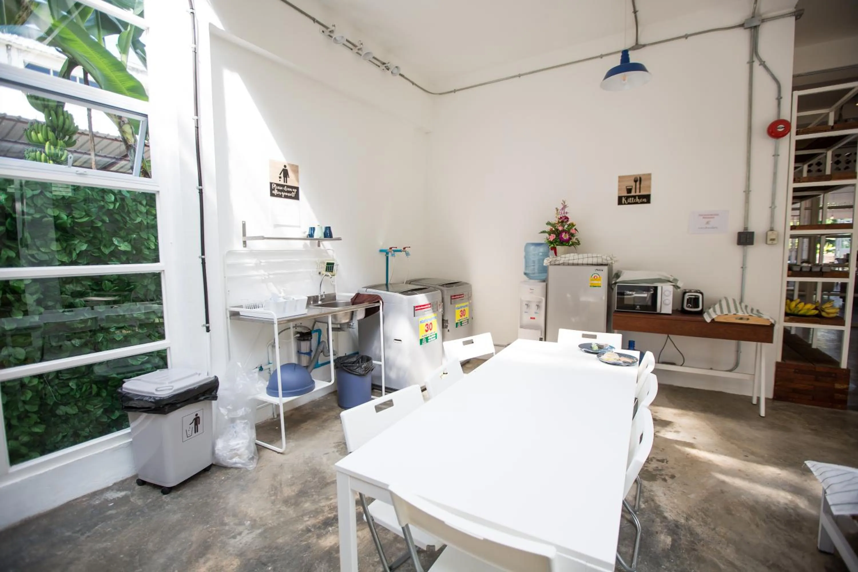 Communal kitchen in Memmoth Hostel In Lampang