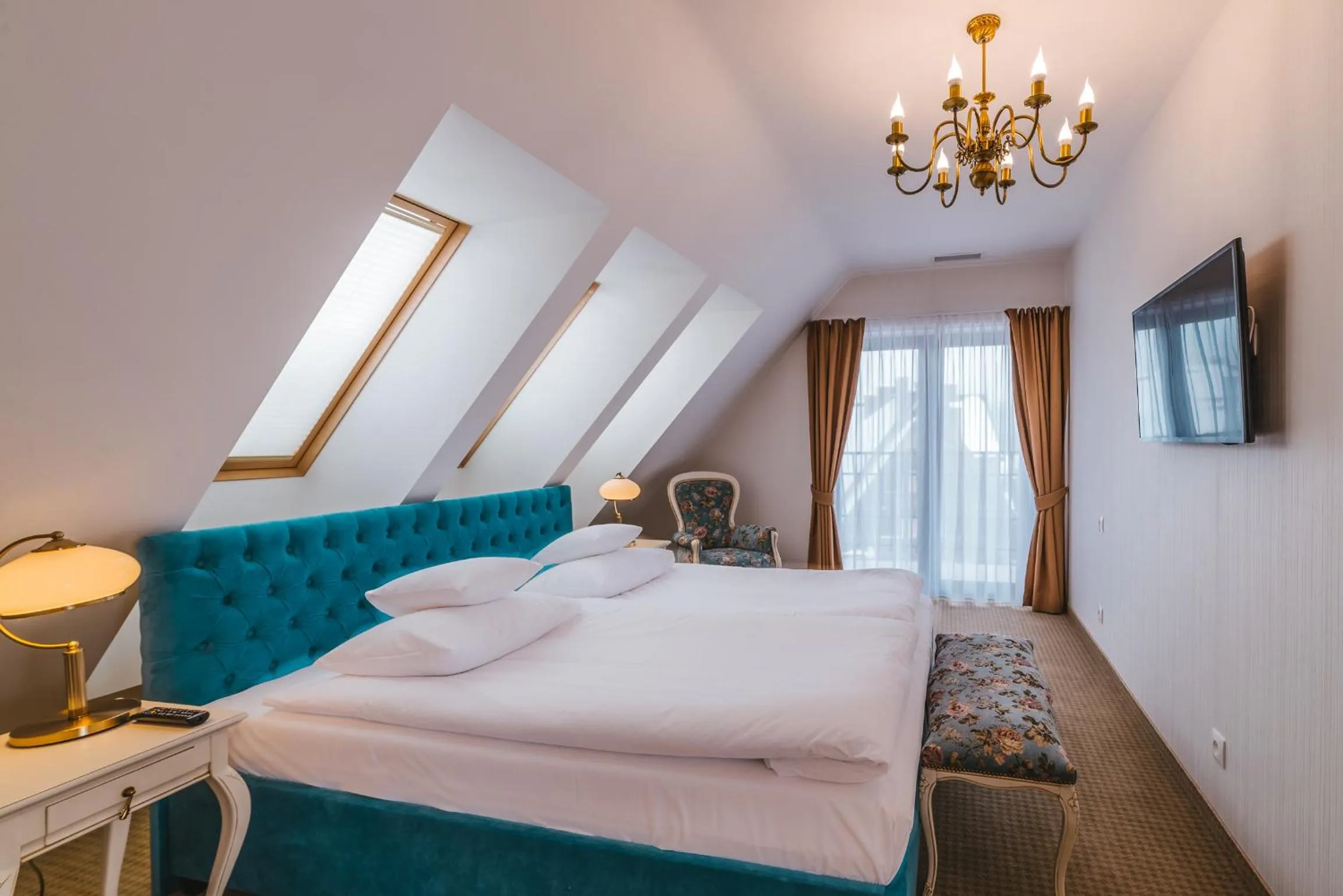 Photo of the whole room, Bed in Hotel Paryski Art & Business Zakopane - Basen Jacuzzi Sauna Małpi Gaj