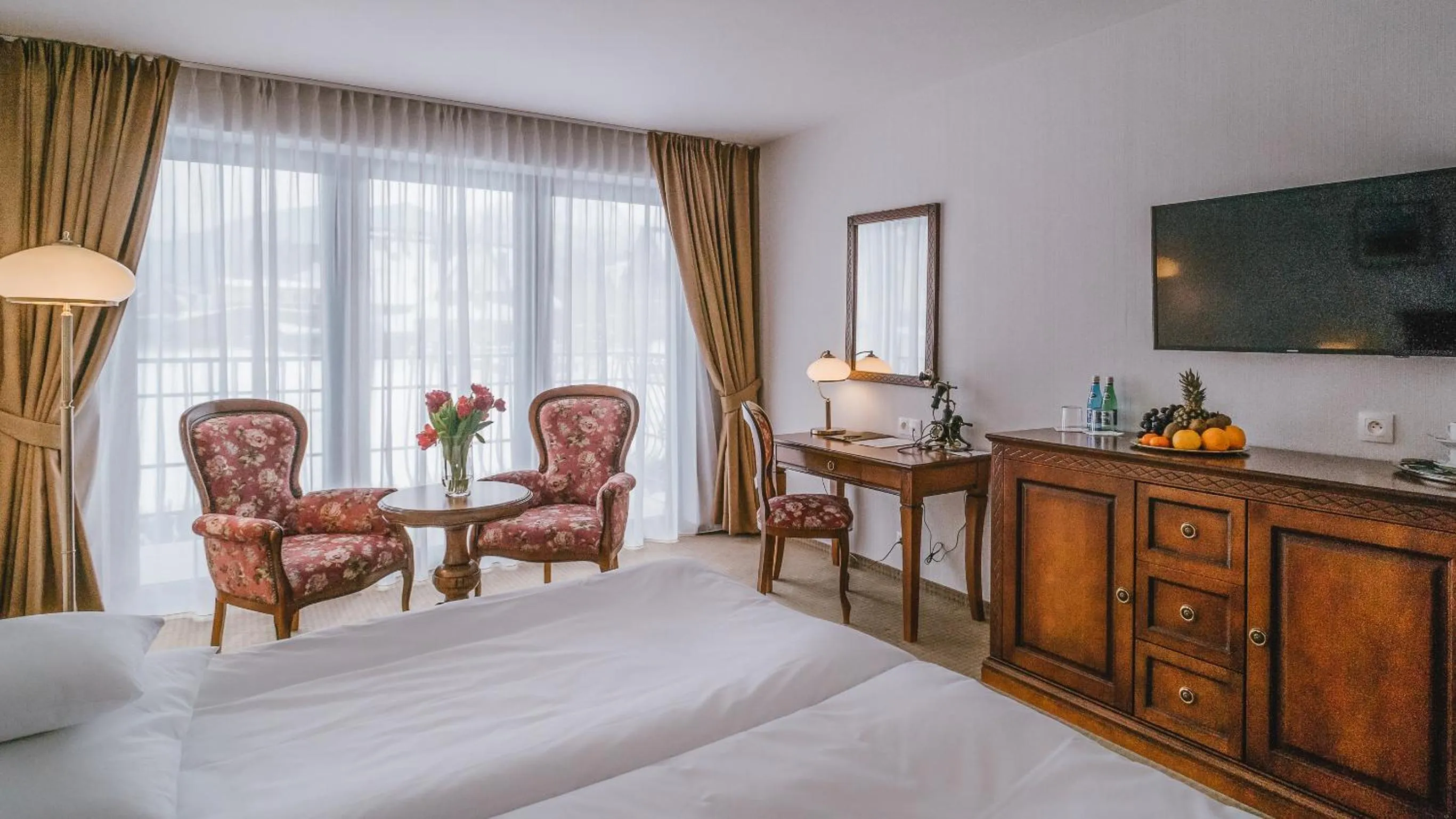 Photo of the whole room, Bed in Hotel Paryski Art & Business Zakopane - Basen Jacuzzi Sauna Małpi Gaj