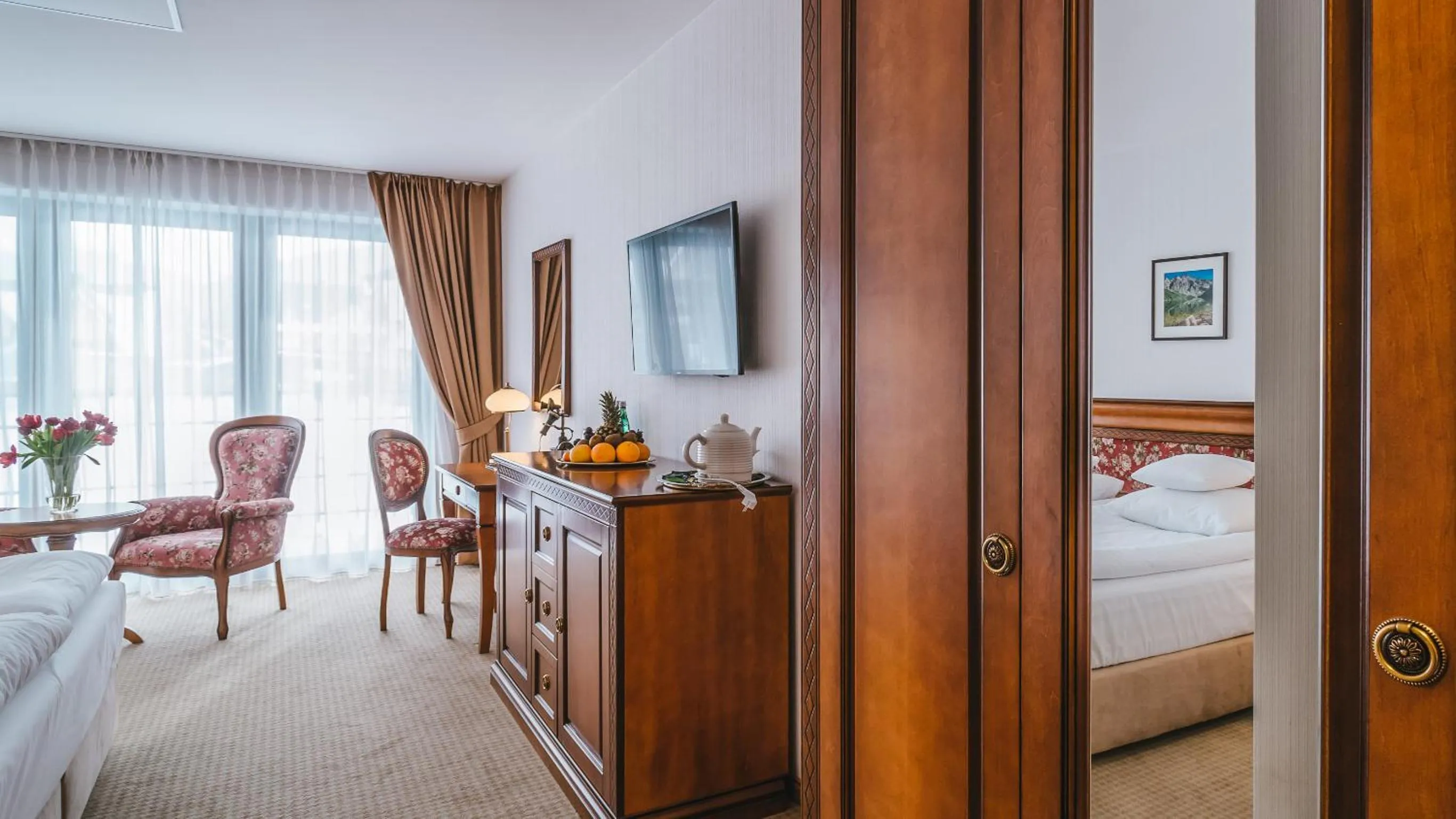 Photo of the whole room, Bed in Hotel Paryski Art & Business Zakopane - Basen Jacuzzi Sauna Małpi Gaj