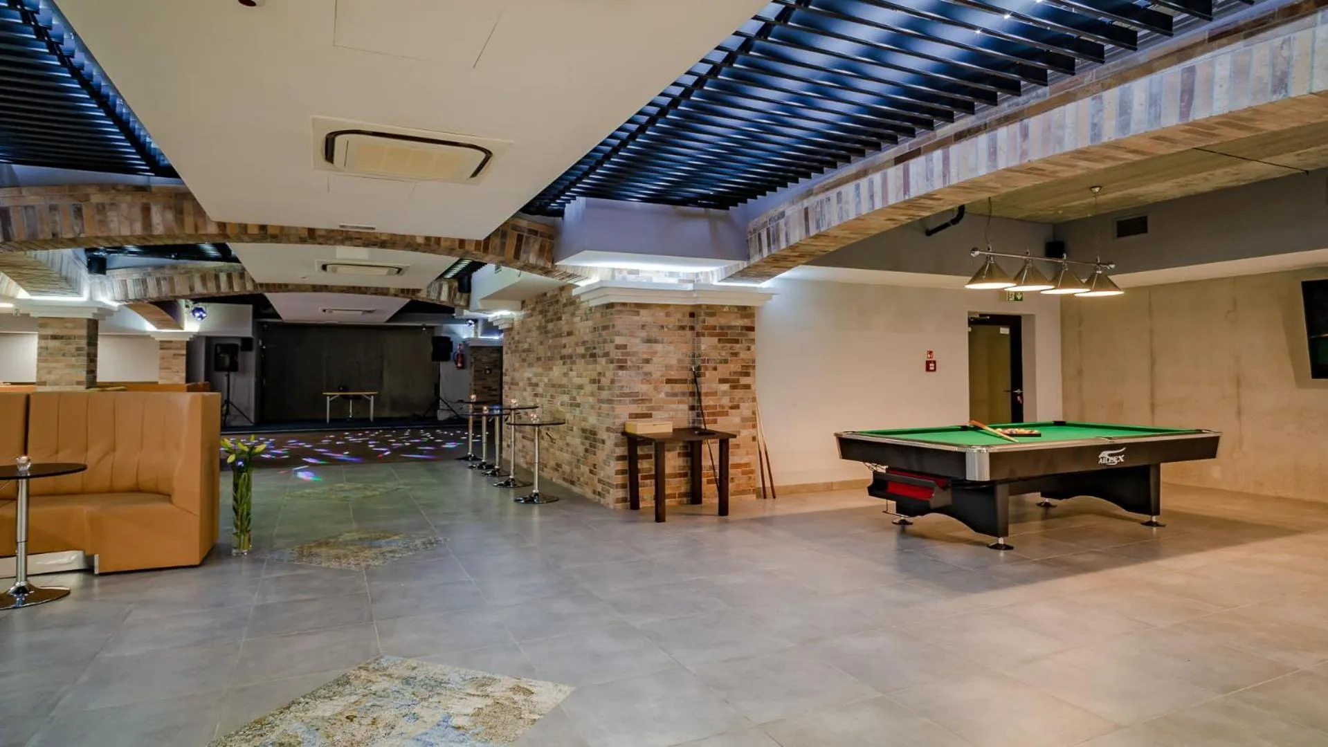 Billiard in Hotel Paryski Art & Business Zakopane - Basen Jacuzzi Sauna Małpi Gaj