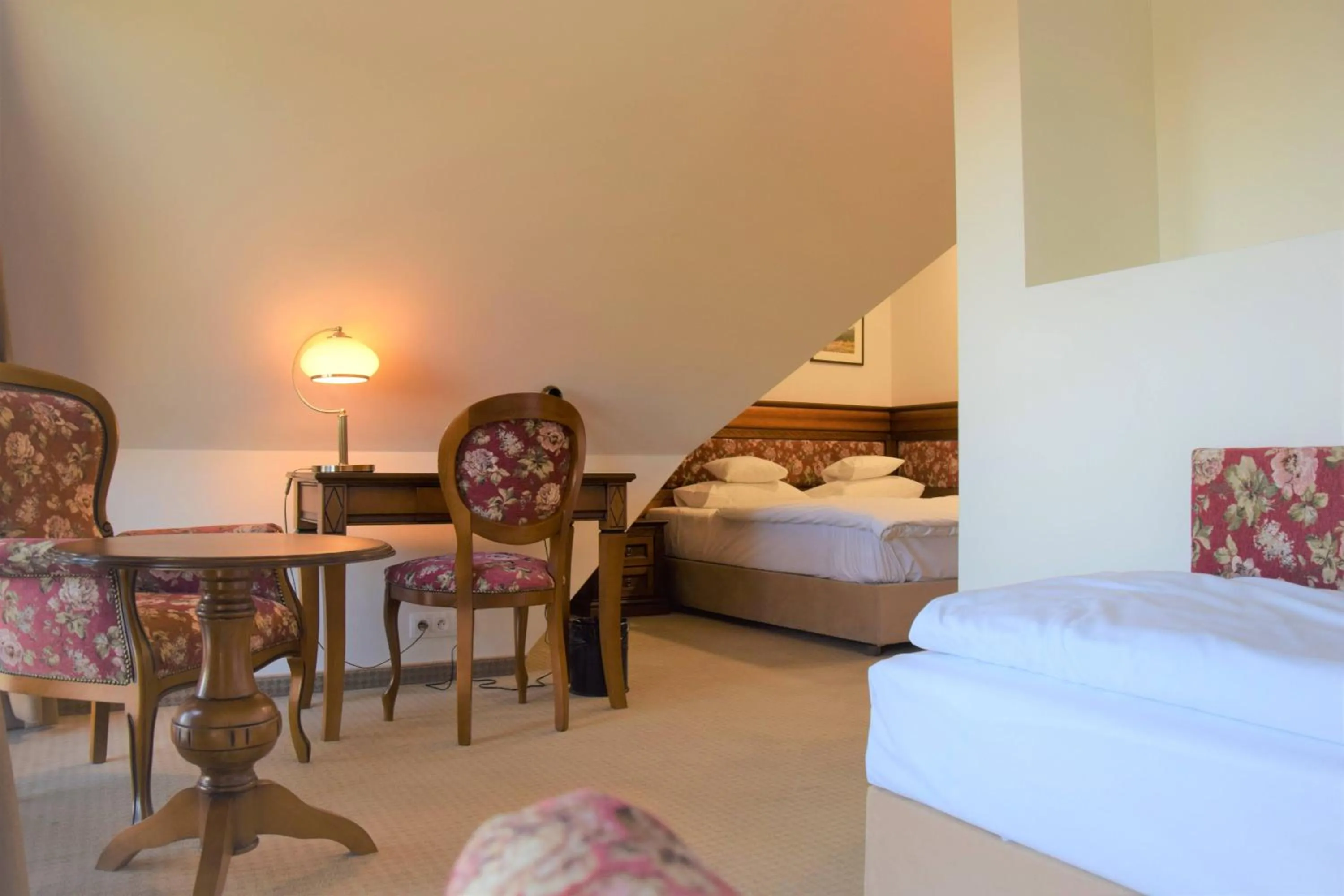 Property building, Bed in Hotel Paryski Art & Business Zakopane - Basen Jacuzzi Sauna Małpi Gaj