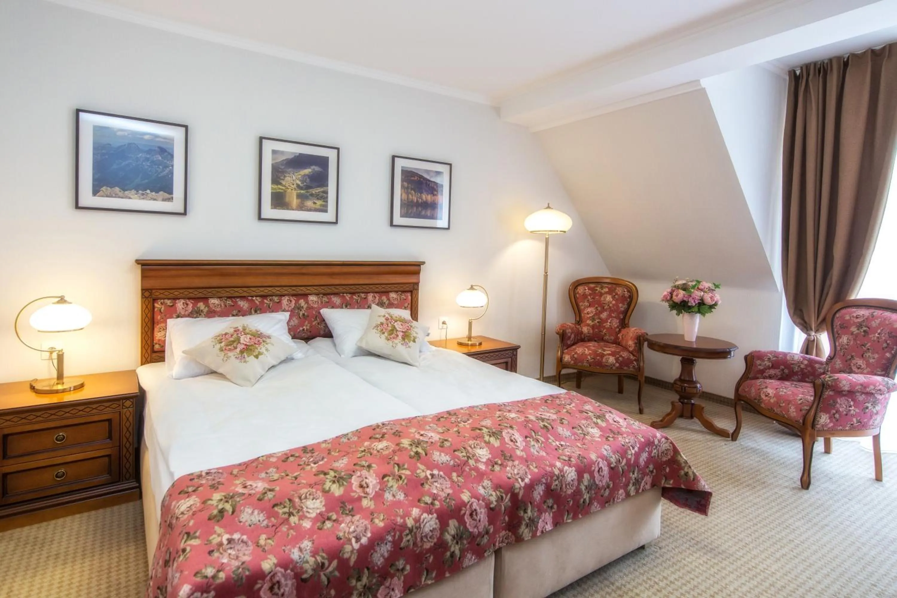 Photo of the whole room, Bed in Hotel Paryski Art & Business Zakopane - Basen Jacuzzi Sauna Małpi Gaj