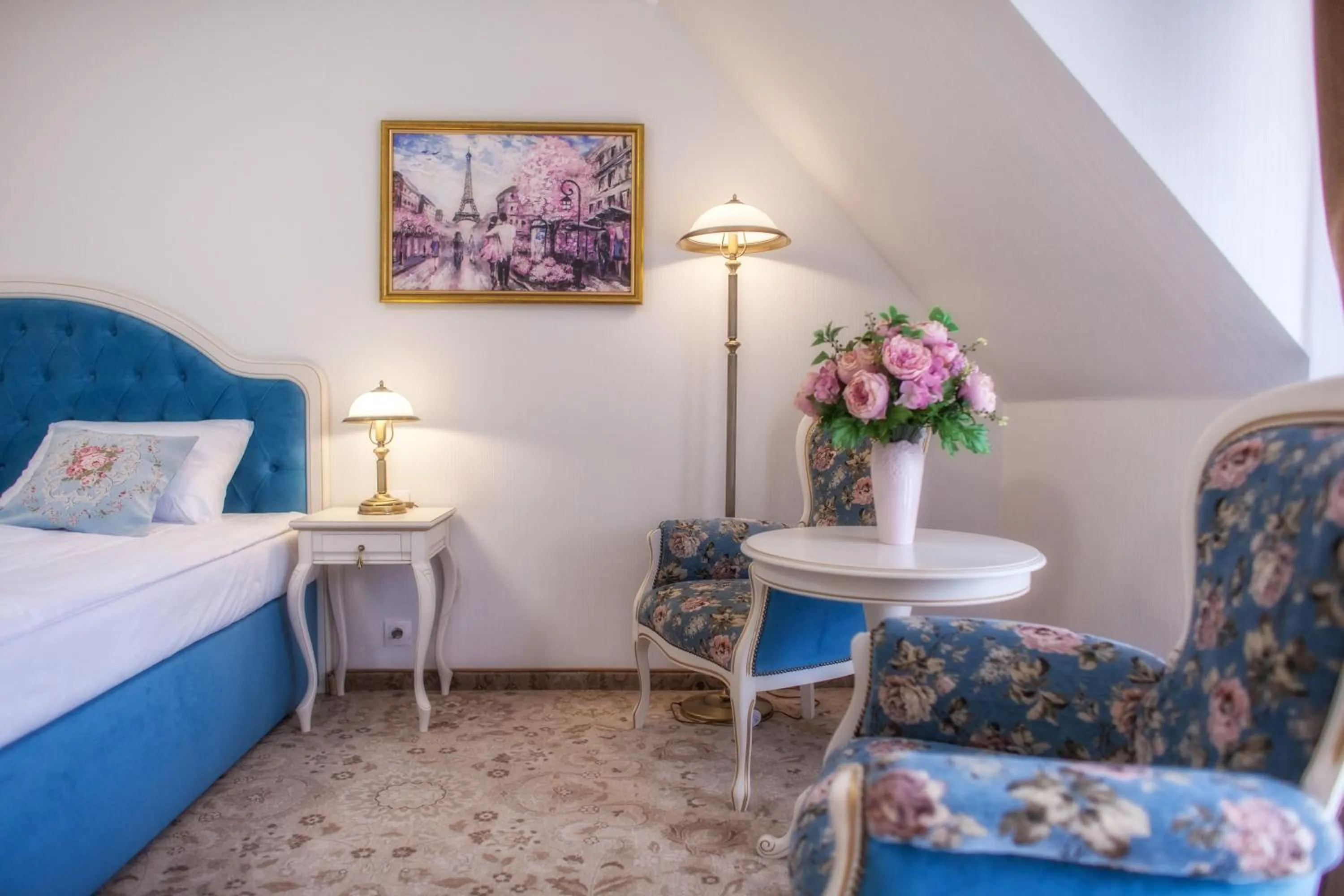 Photo of the whole room, Bed in Hotel Paryski Art & Business Zakopane - Basen Jacuzzi Sauna Małpi Gaj