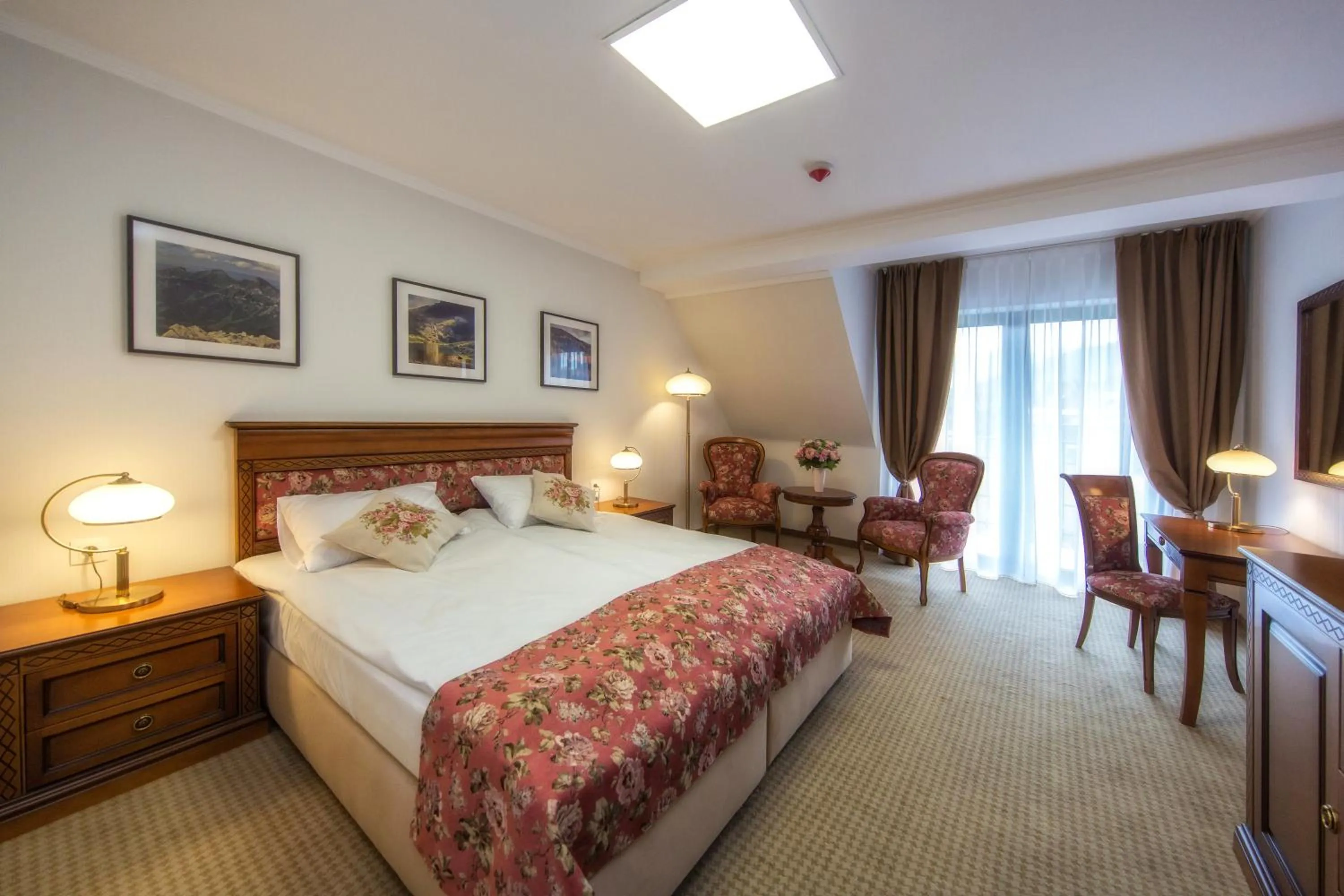 Photo of the whole room, Bed in Hotel Paryski Art & Business Zakopane - Basen Jacuzzi Sauna Małpi Gaj