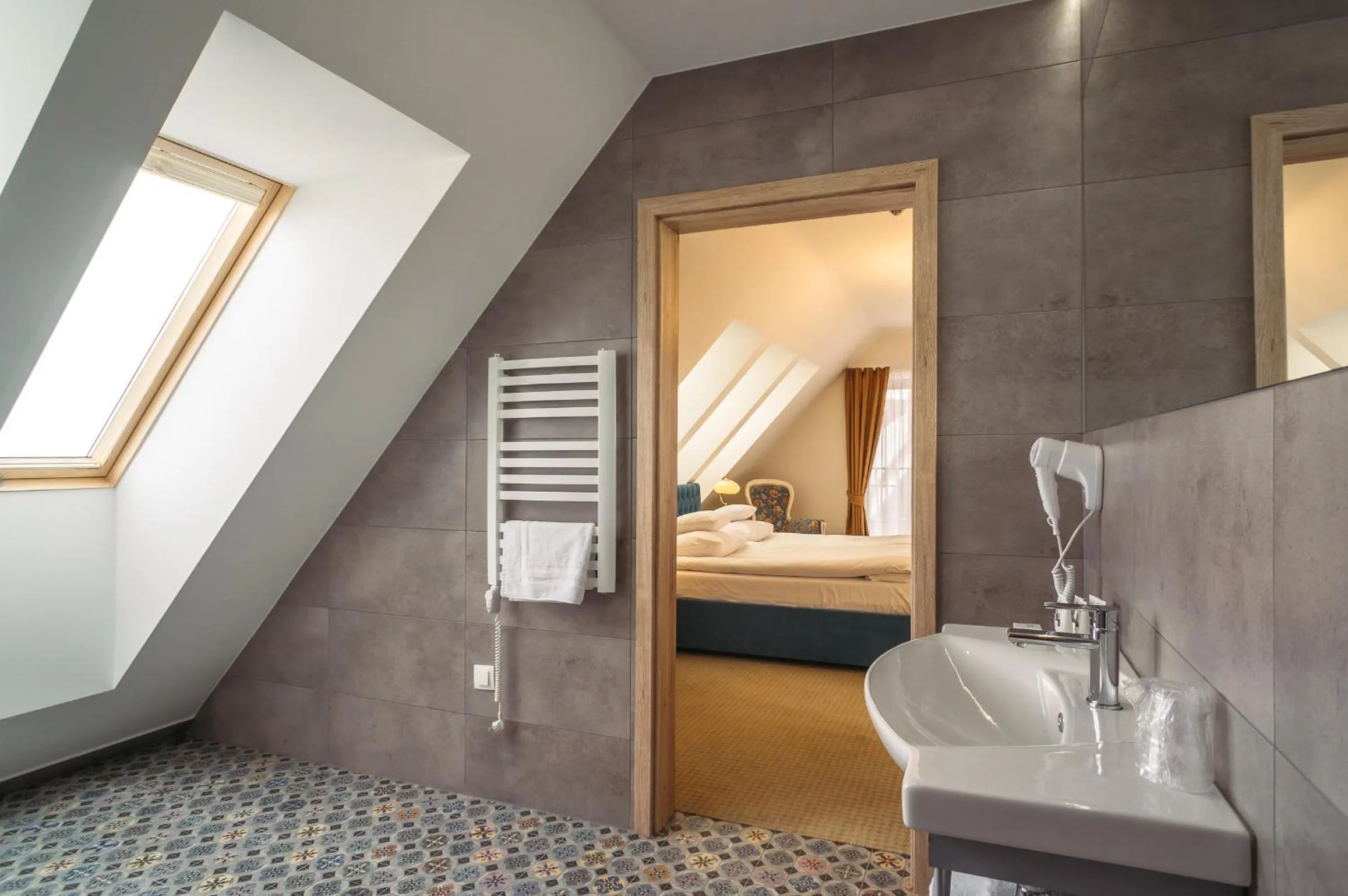 Shower, Bed in Hotel Paryski Art & Business Zakopane - Basen Jacuzzi Sauna Małpi Gaj