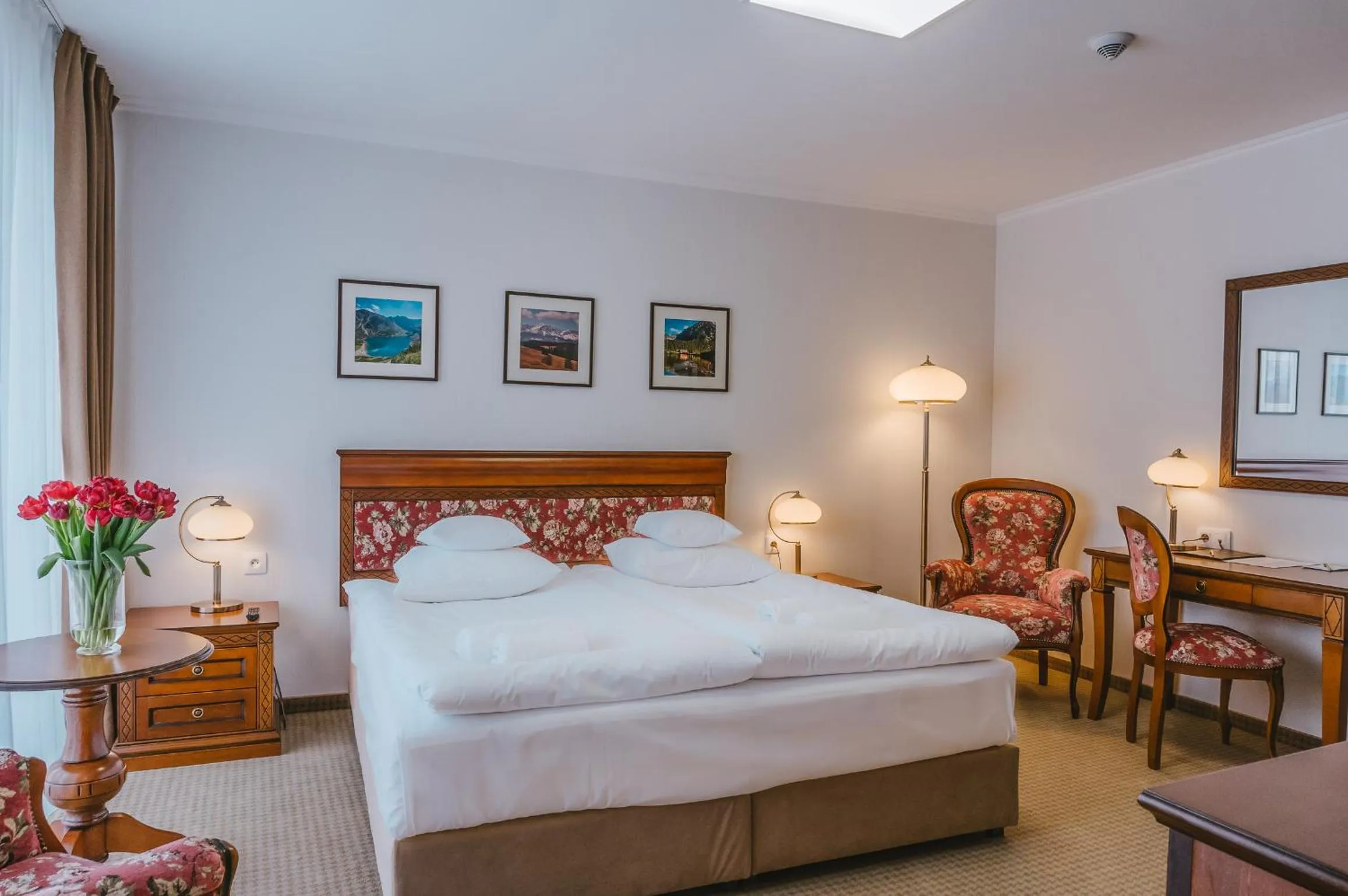 Photo of the whole room, Bed in Hotel Paryski Art & Business Zakopane - Basen Jacuzzi Sauna Małpi Gaj