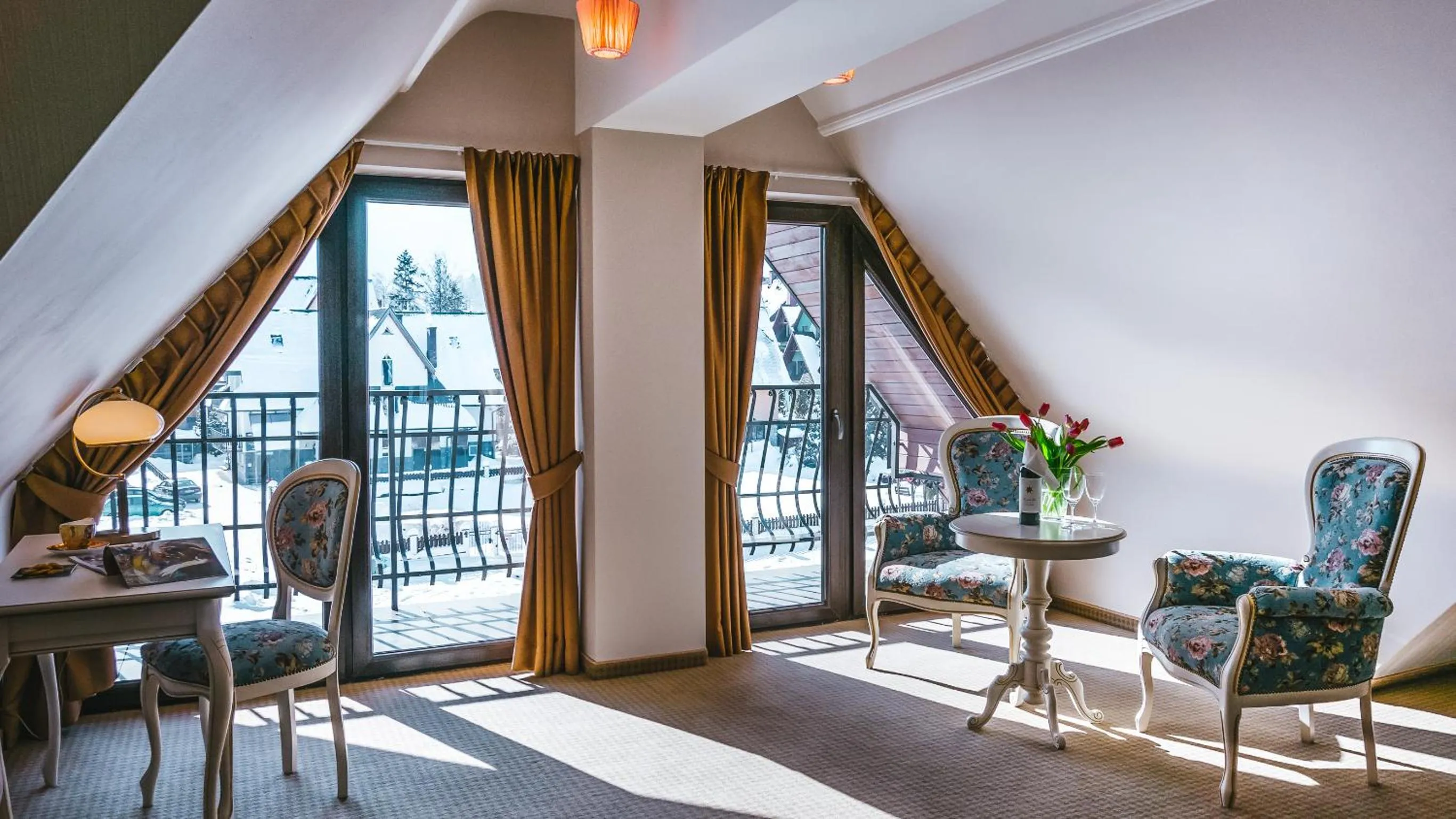 Photo of the whole room in Hotel Paryski Art & Business Zakopane - Basen Jacuzzi Sauna Małpi Gaj