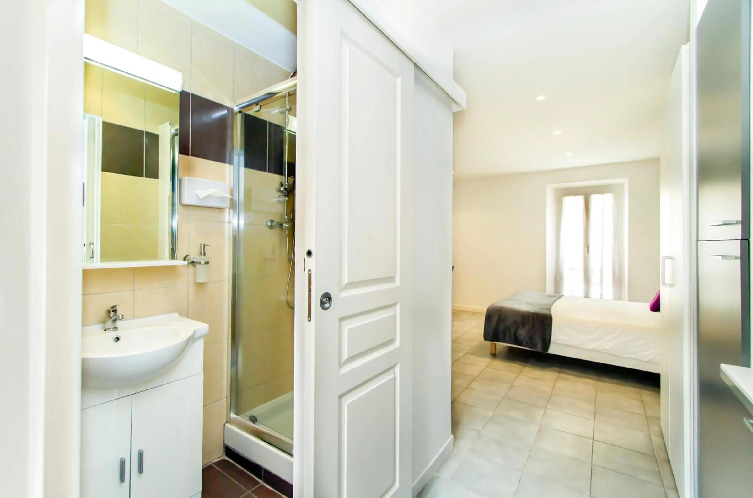 Bathroom, Bed in Florella Achard Apartment