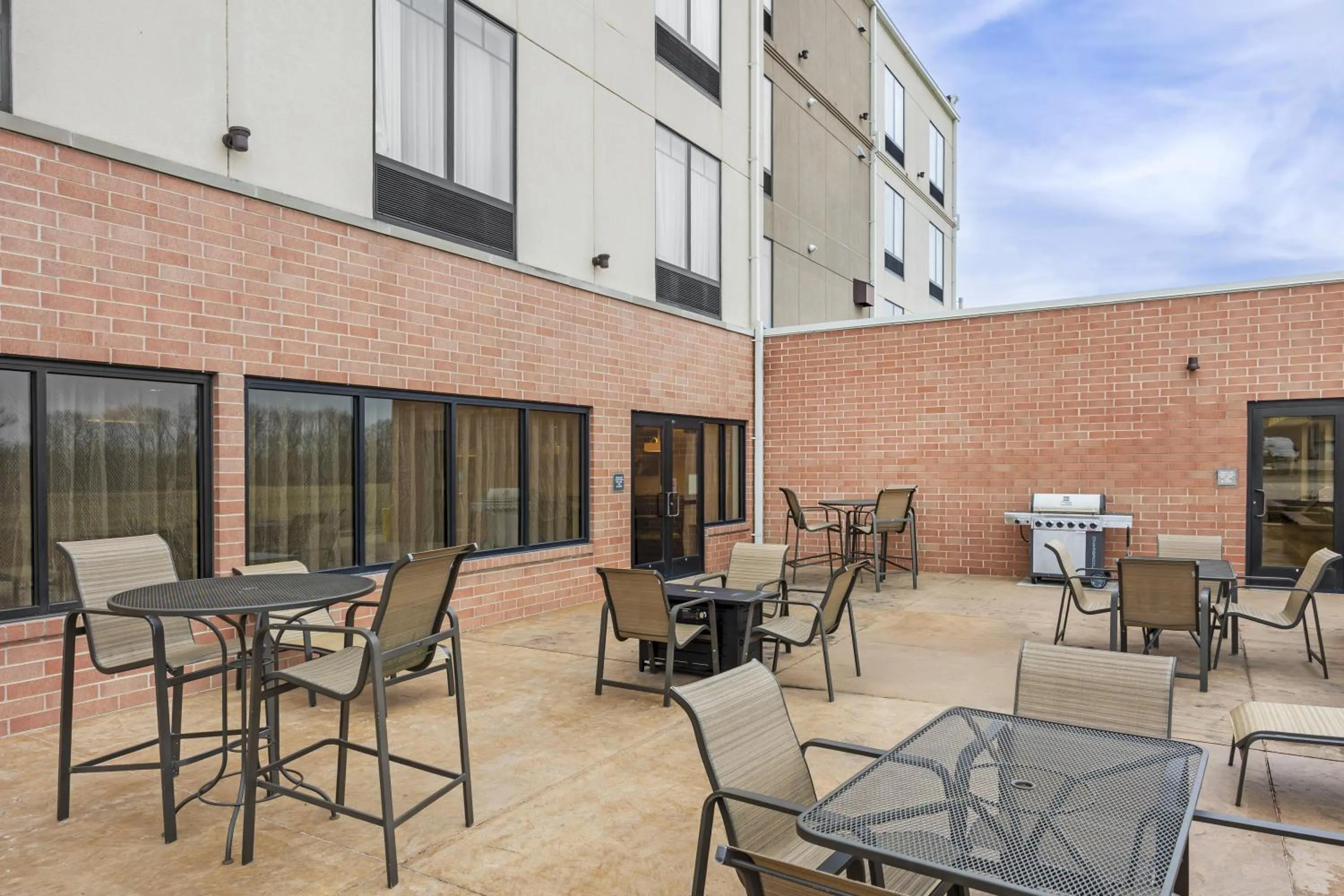 Property building in Best Western Plus Centralia Hotel & Suites