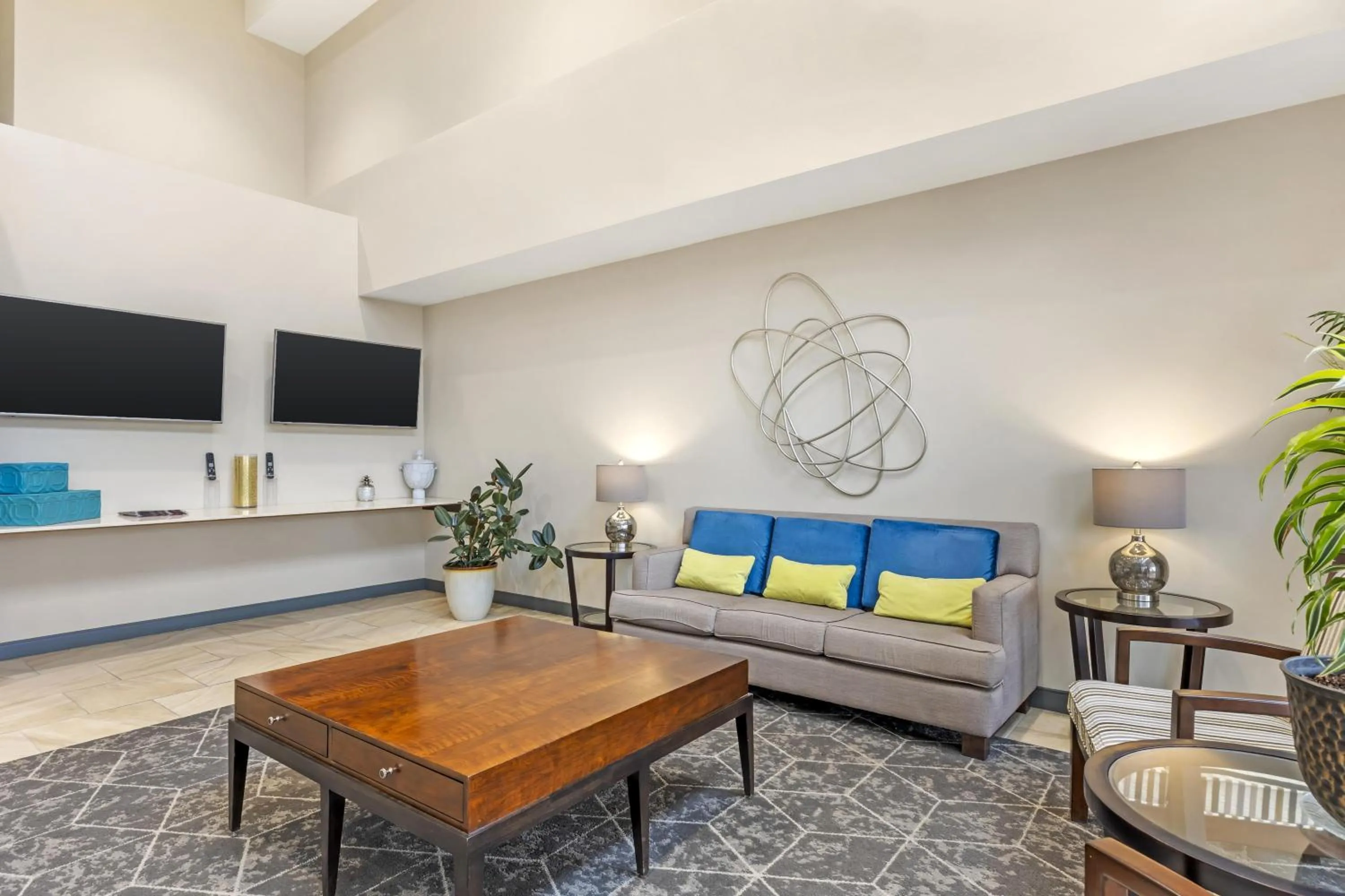 Lobby or reception in Best Western Plus Centralia Hotel & Suites