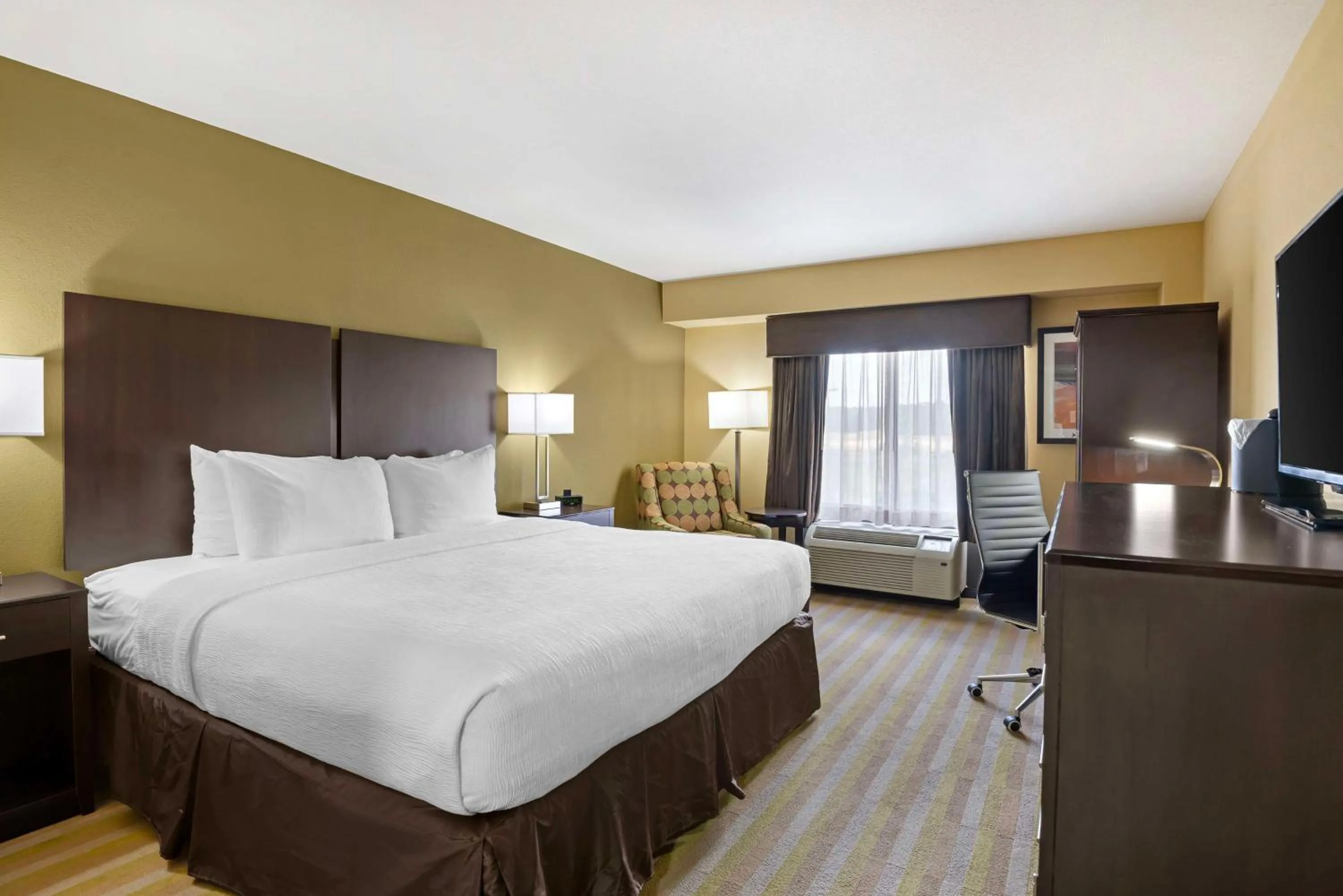 Bedroom, Bed in Best Western Plus Thornburg Inn & Suites