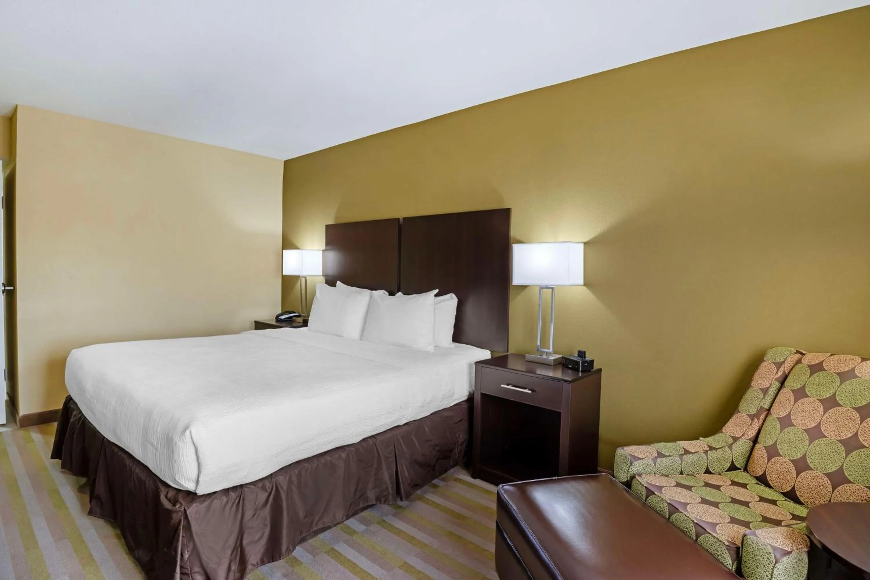 Bedroom, Bed in Best Western Plus Thornburg Inn & Suites