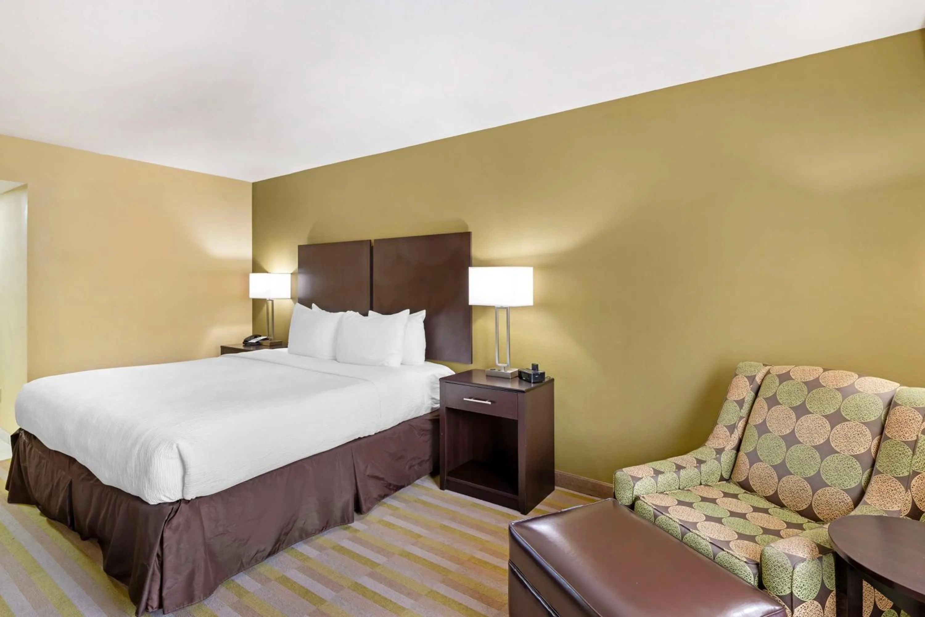 Bedroom, Bed in Best Western Plus Thornburg Inn & Suites