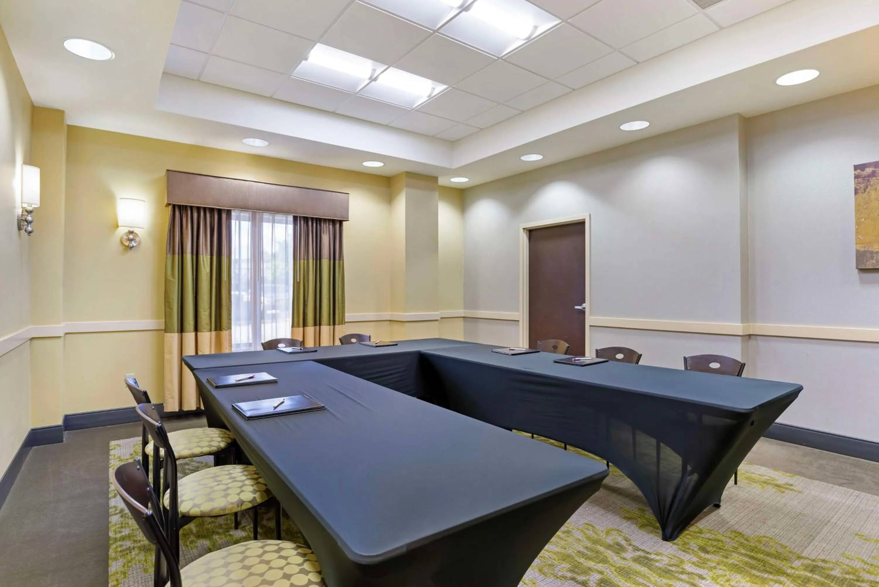 Meeting/conference room in Best Western Plus Thornburg Inn & Suites