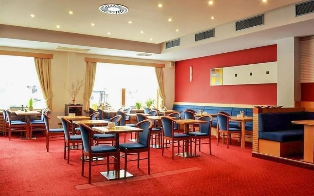Restaurant/places to eat in Hotel Slovan
