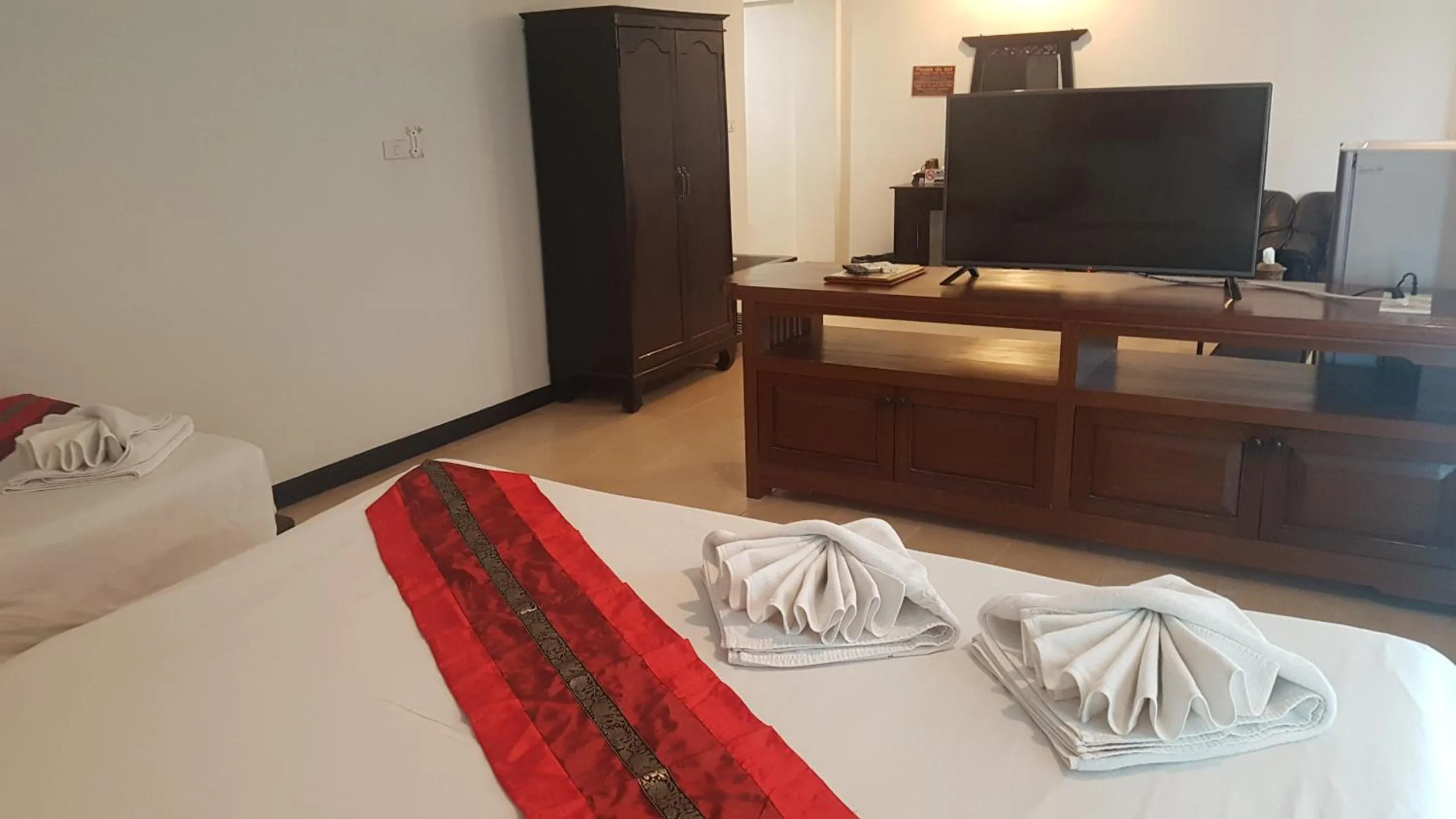 TV and multimedia, Bed in Wangburapa Grand Hotel