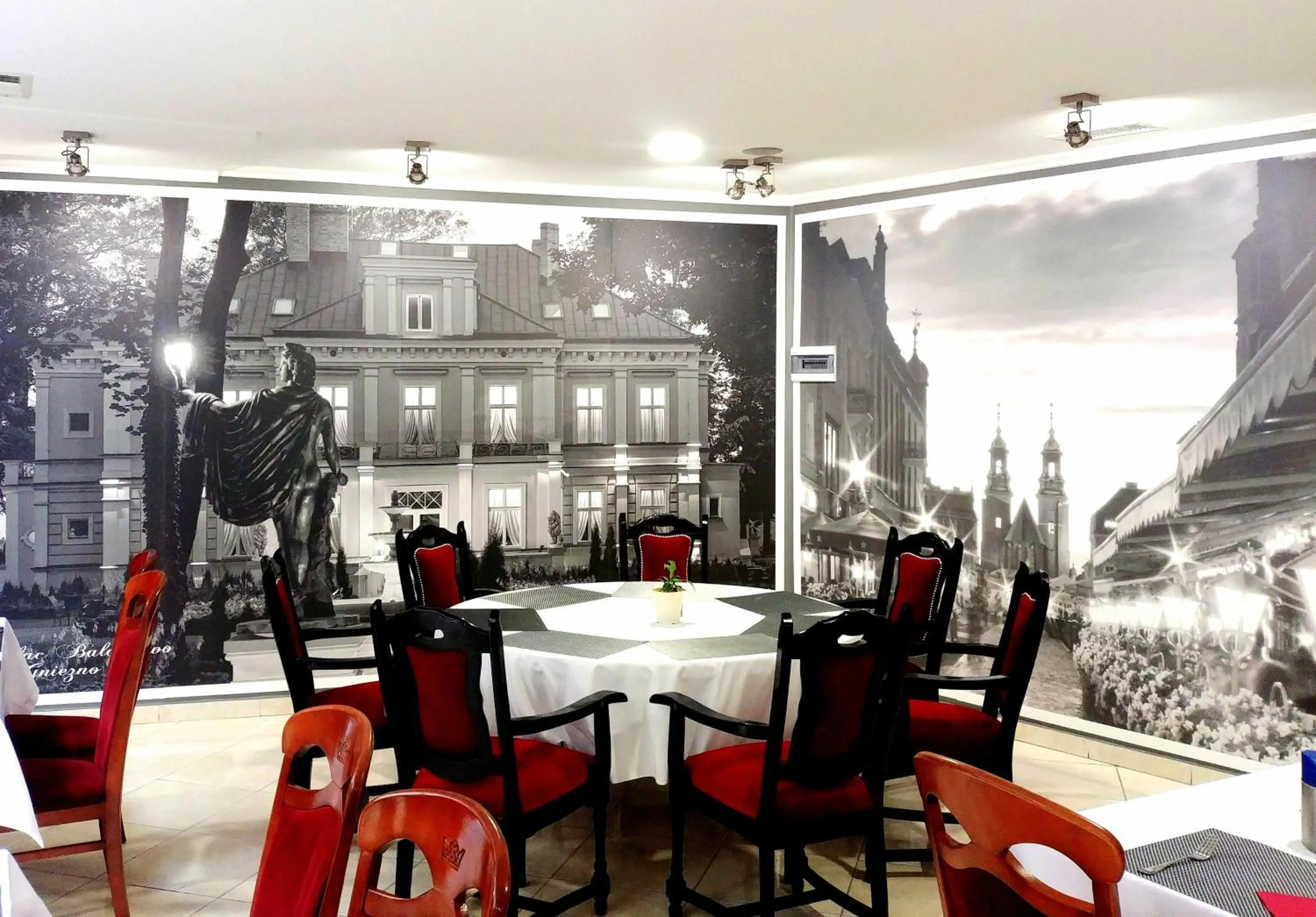 Restaurant/places to eat in Pietrak Hotel