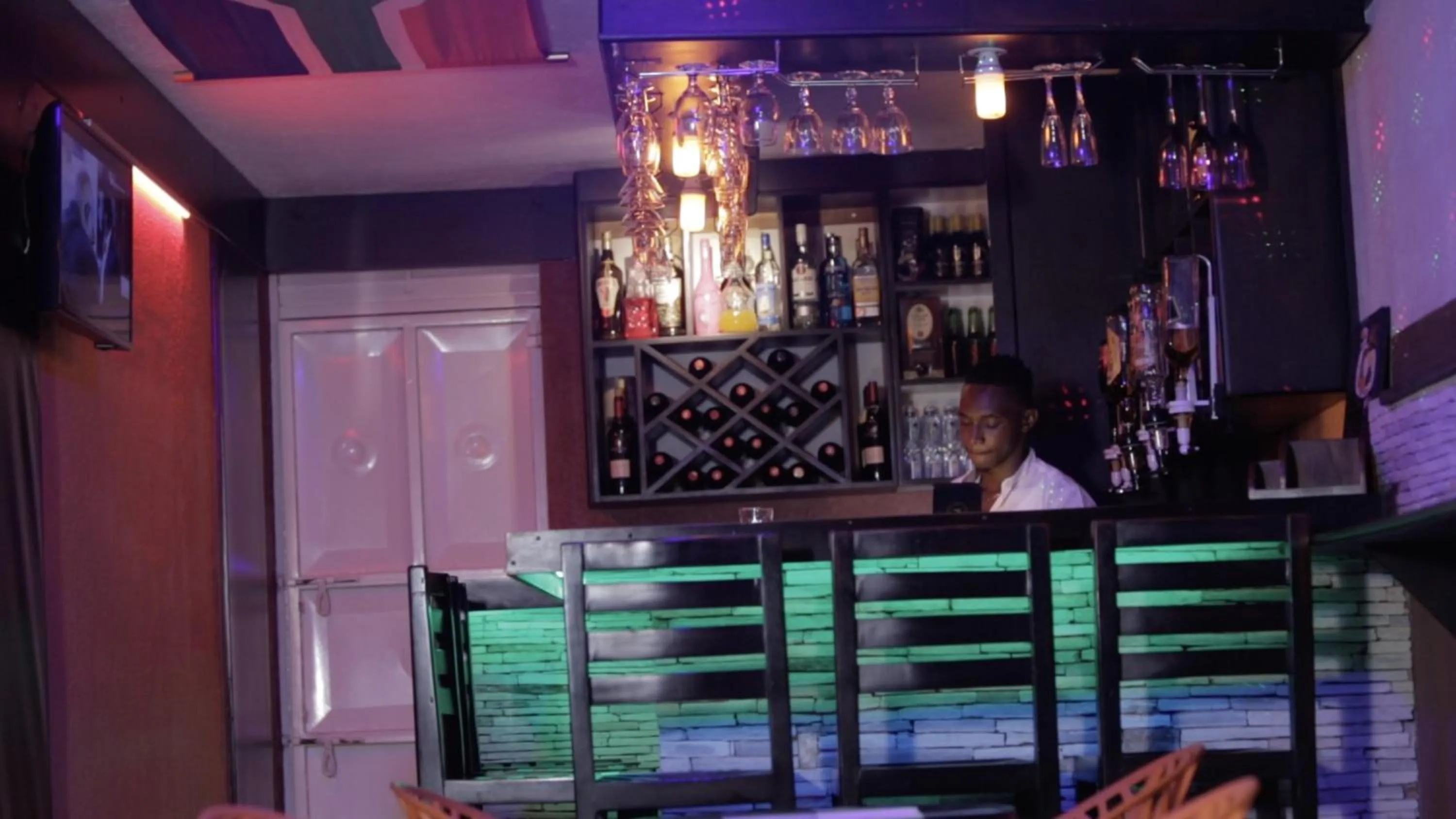 Lounge or bar in CommonLens Inn