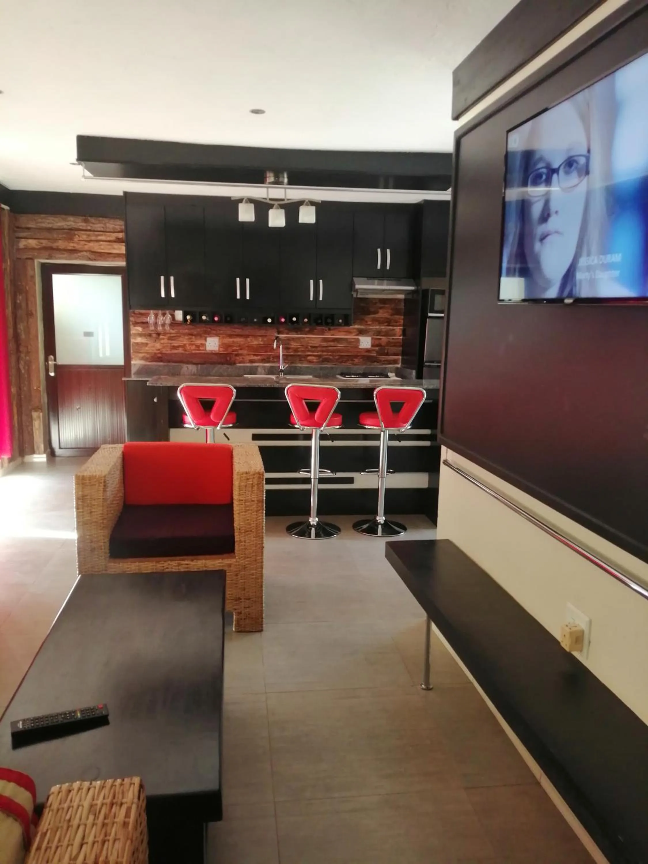 Communal lounge/ TV room in CommonLens Inn