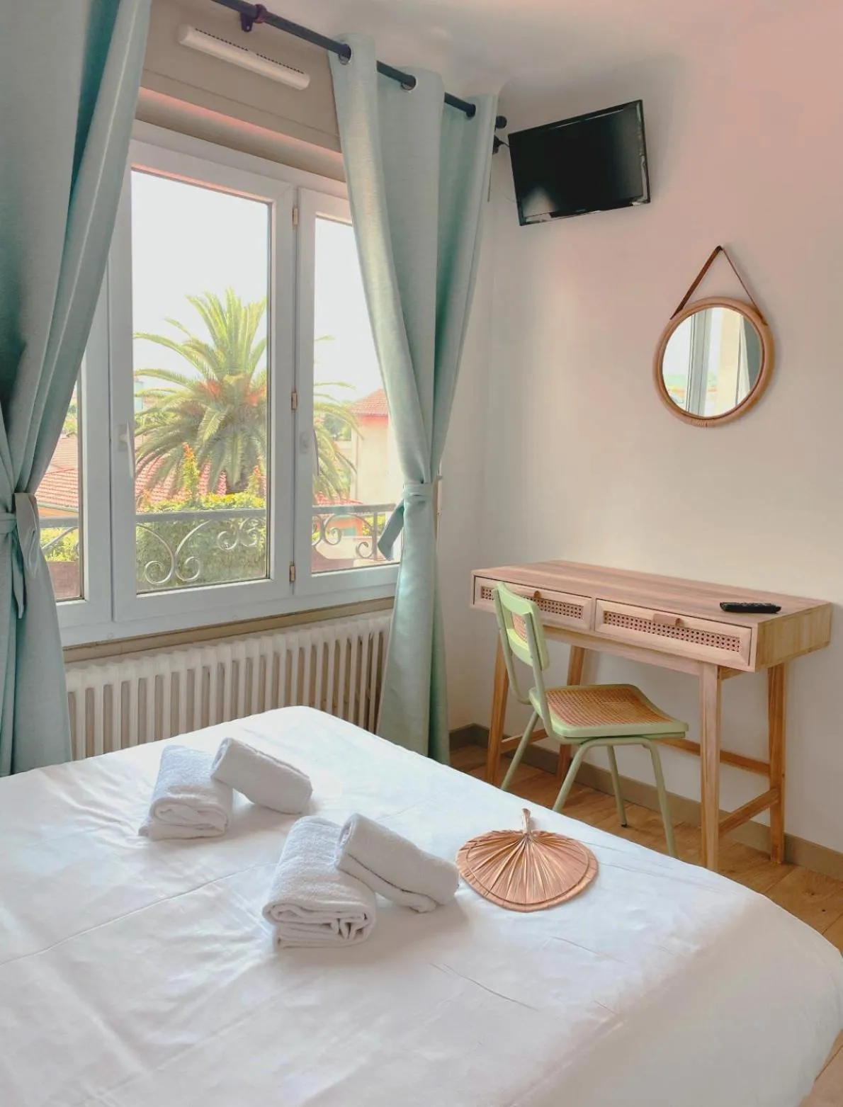 Photo of the whole room, Bed in Hotel Bistrot FINE