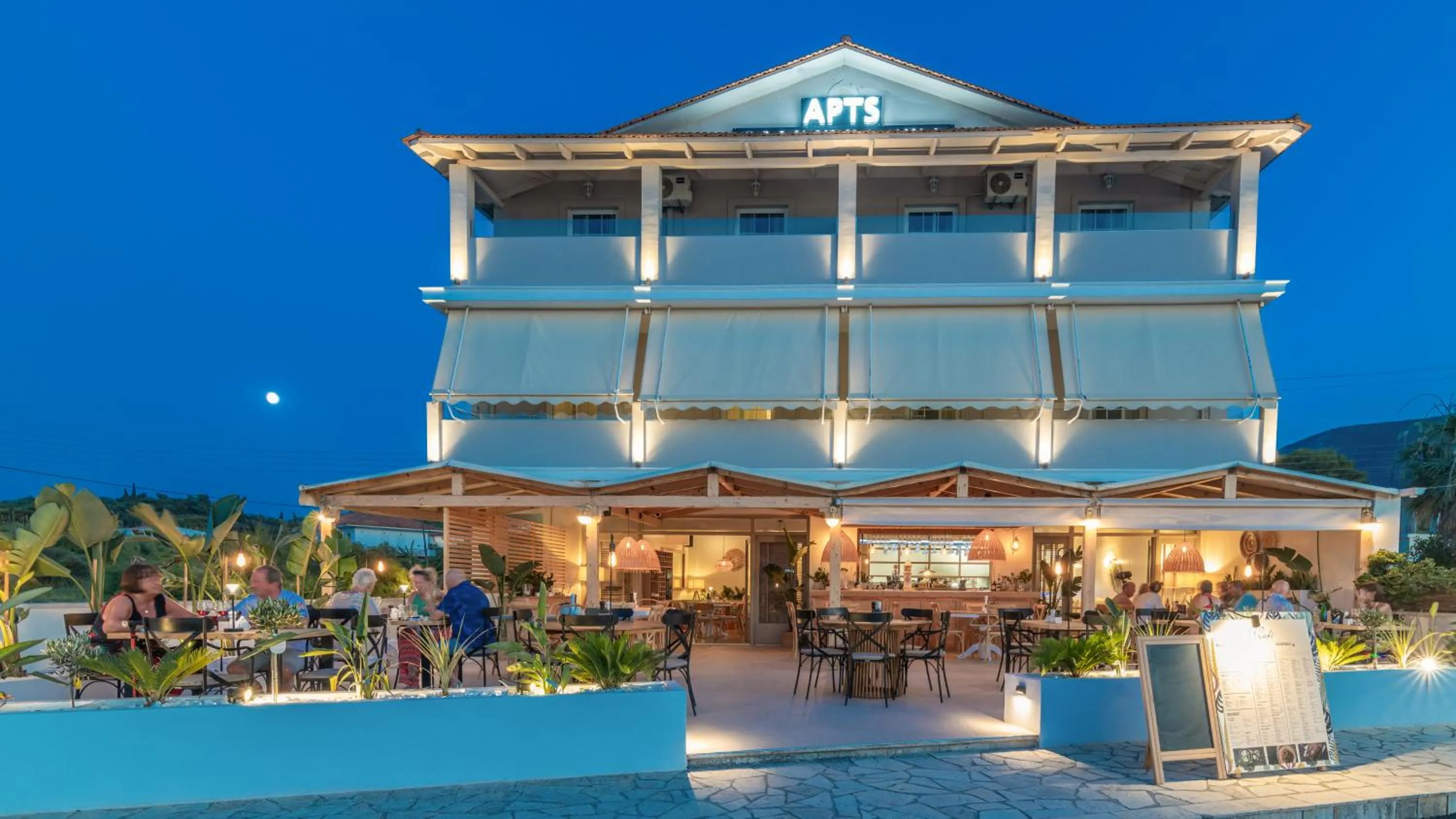 Restaurant/places to eat in Alykes View Apartments