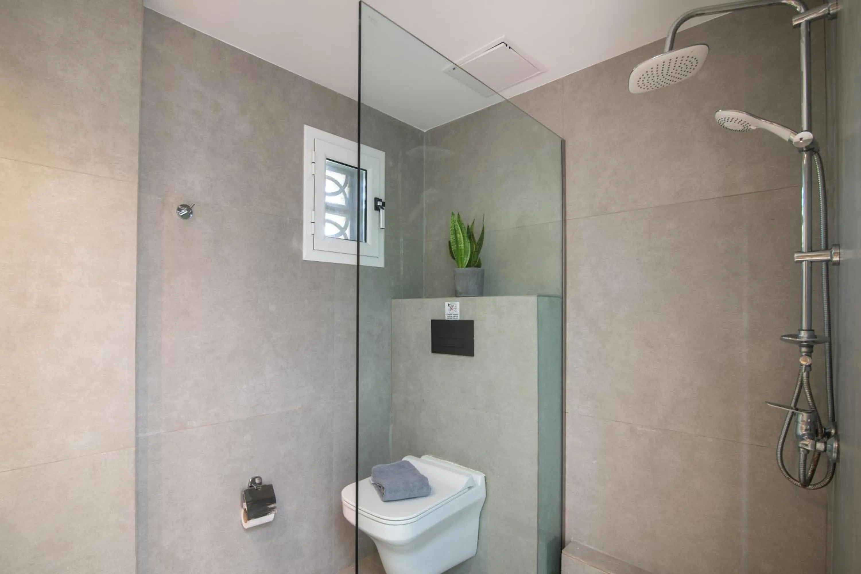 Shower in Alykes View Apartments