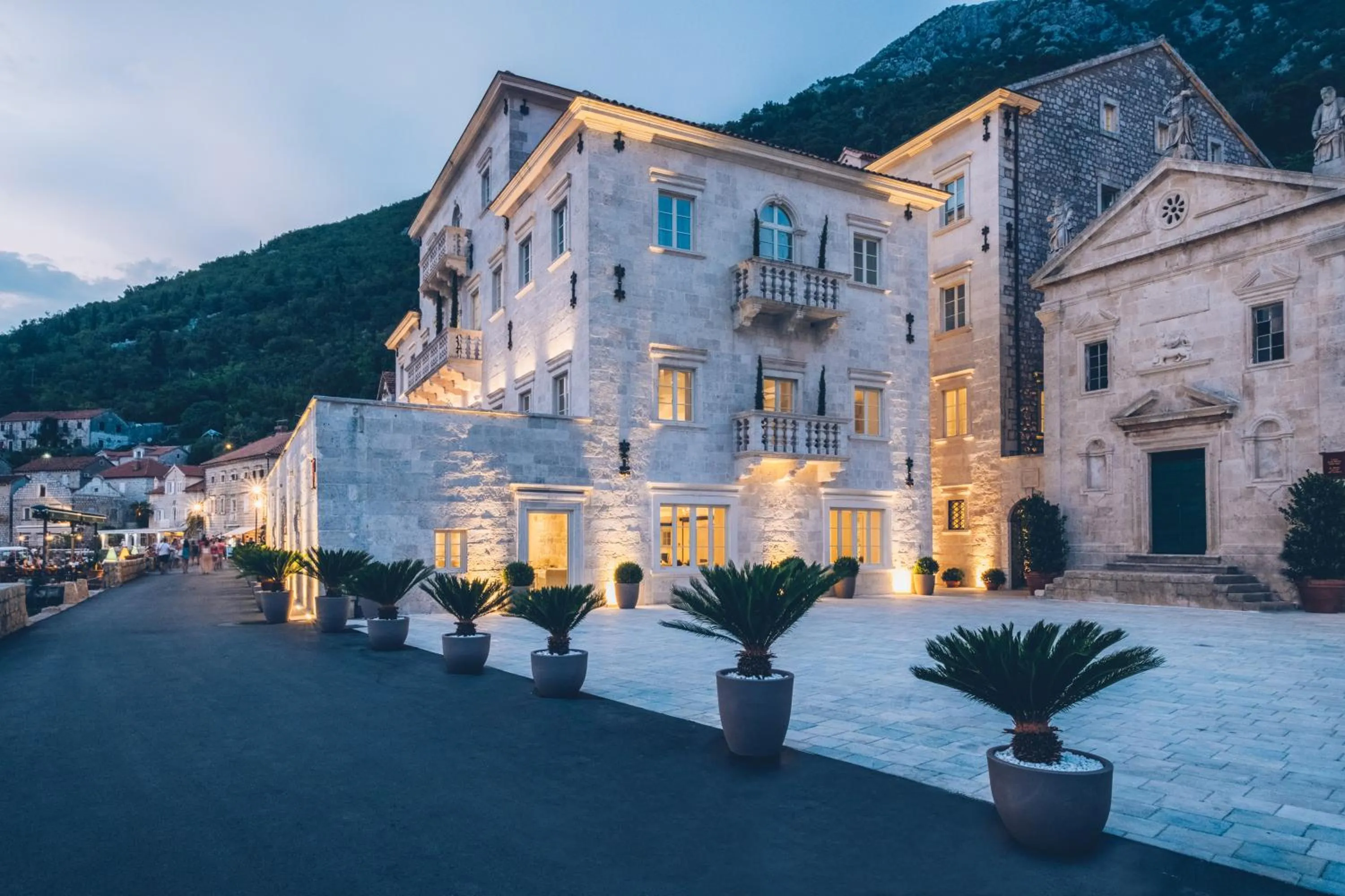 Facade/entrance in Heritage Grand Perast By Rixos