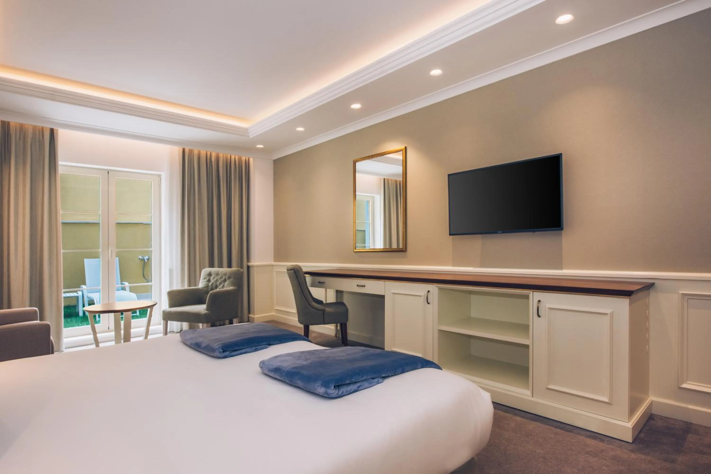 TV and multimedia, Bed in Heritage Grand Perast By Rixos