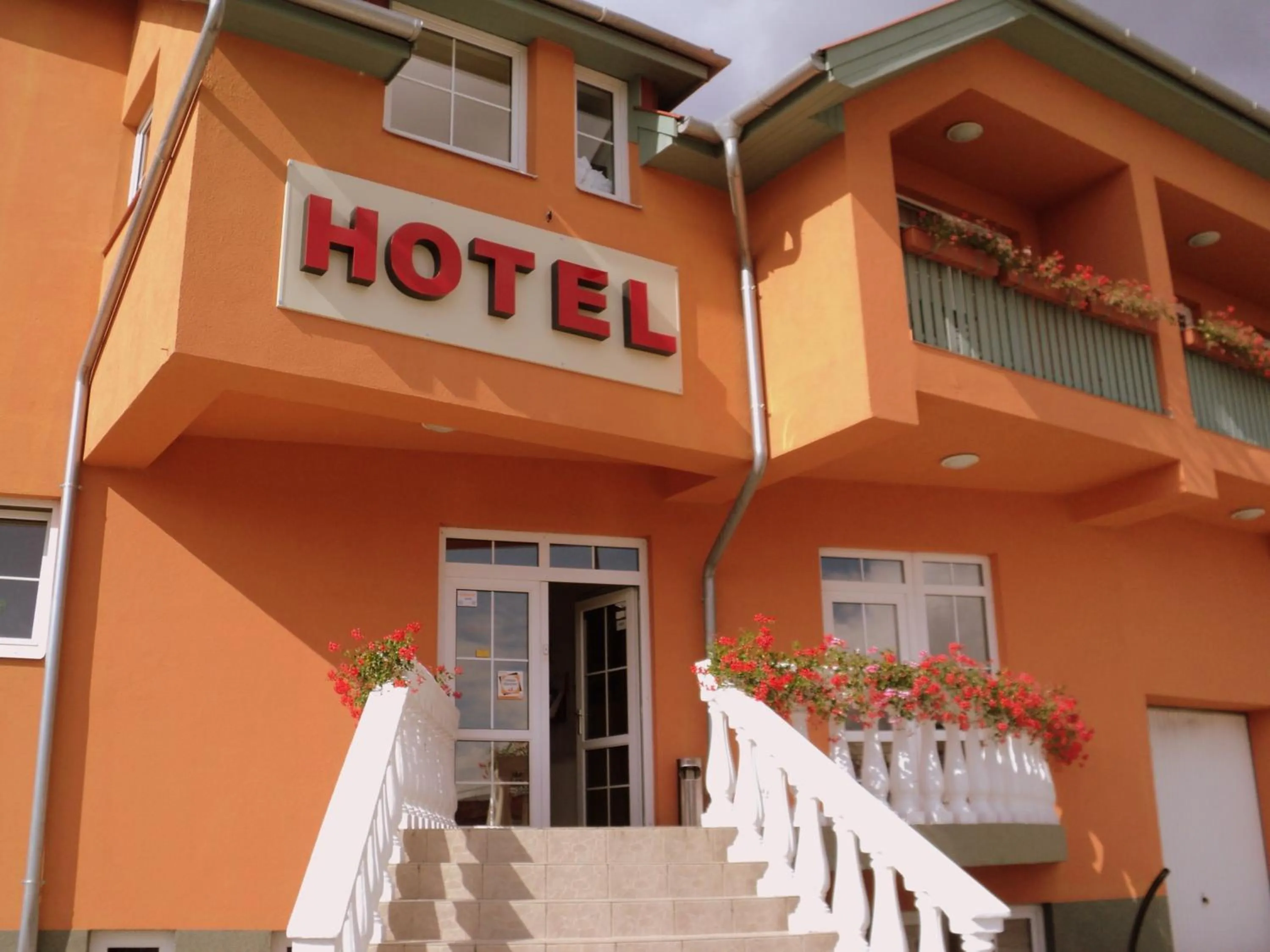 Facade/entrance in Nimród Hotel és Ètterem