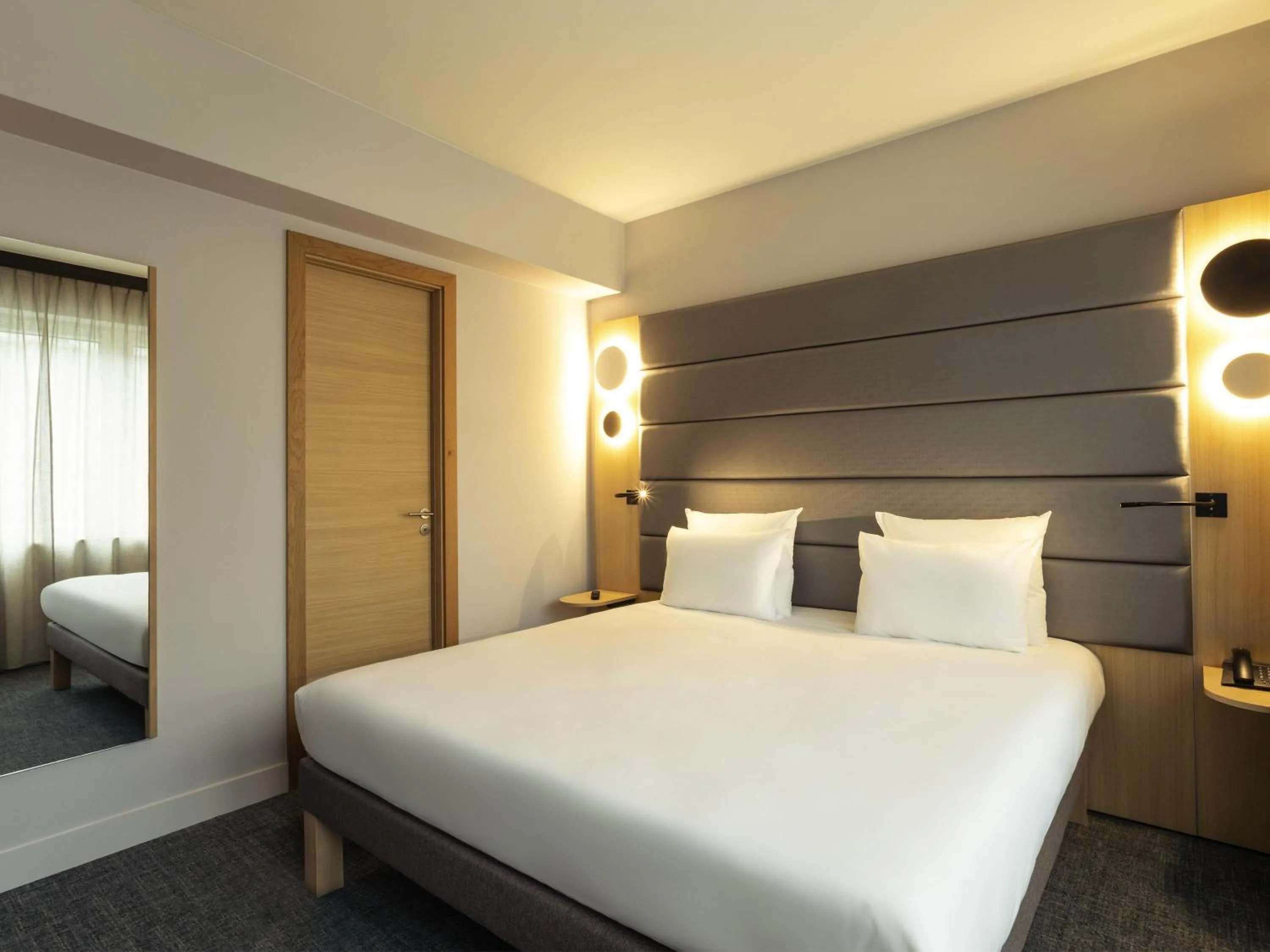 Bedroom, Bed in Novotel Brussels Centre Midi