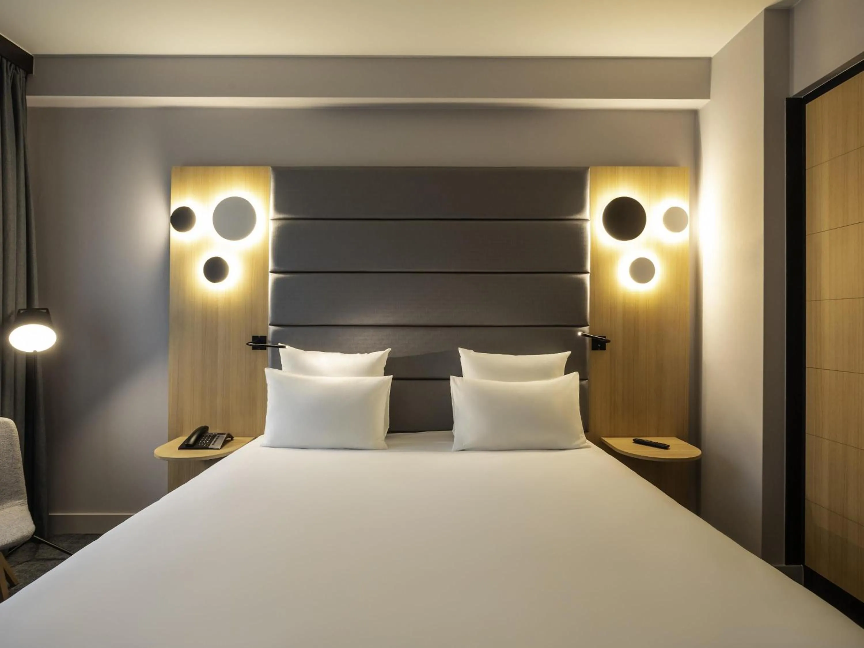 Bedroom, Bed in Novotel Brussels Centre Midi