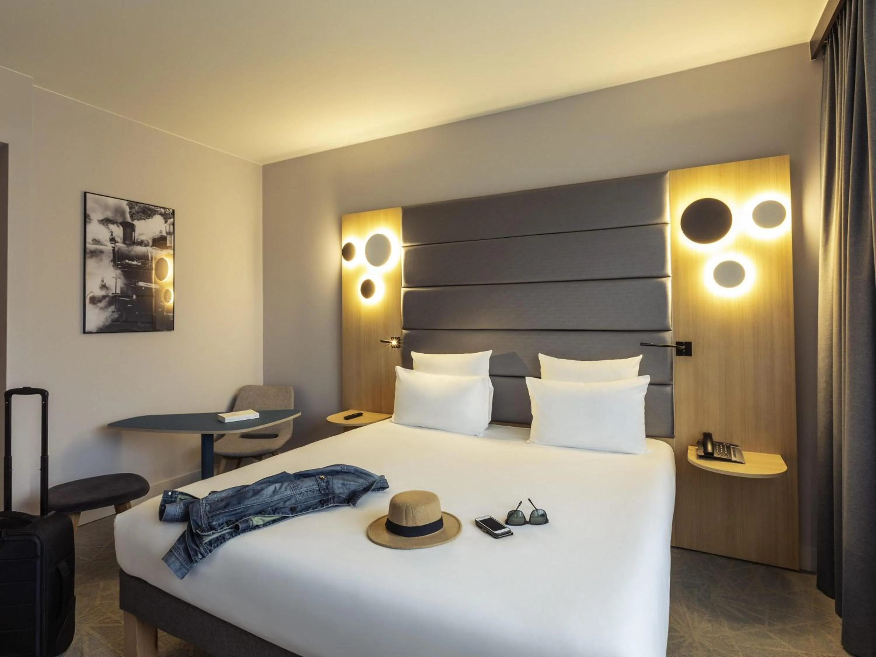 Bedroom, Bed in Novotel Brussels Centre Midi