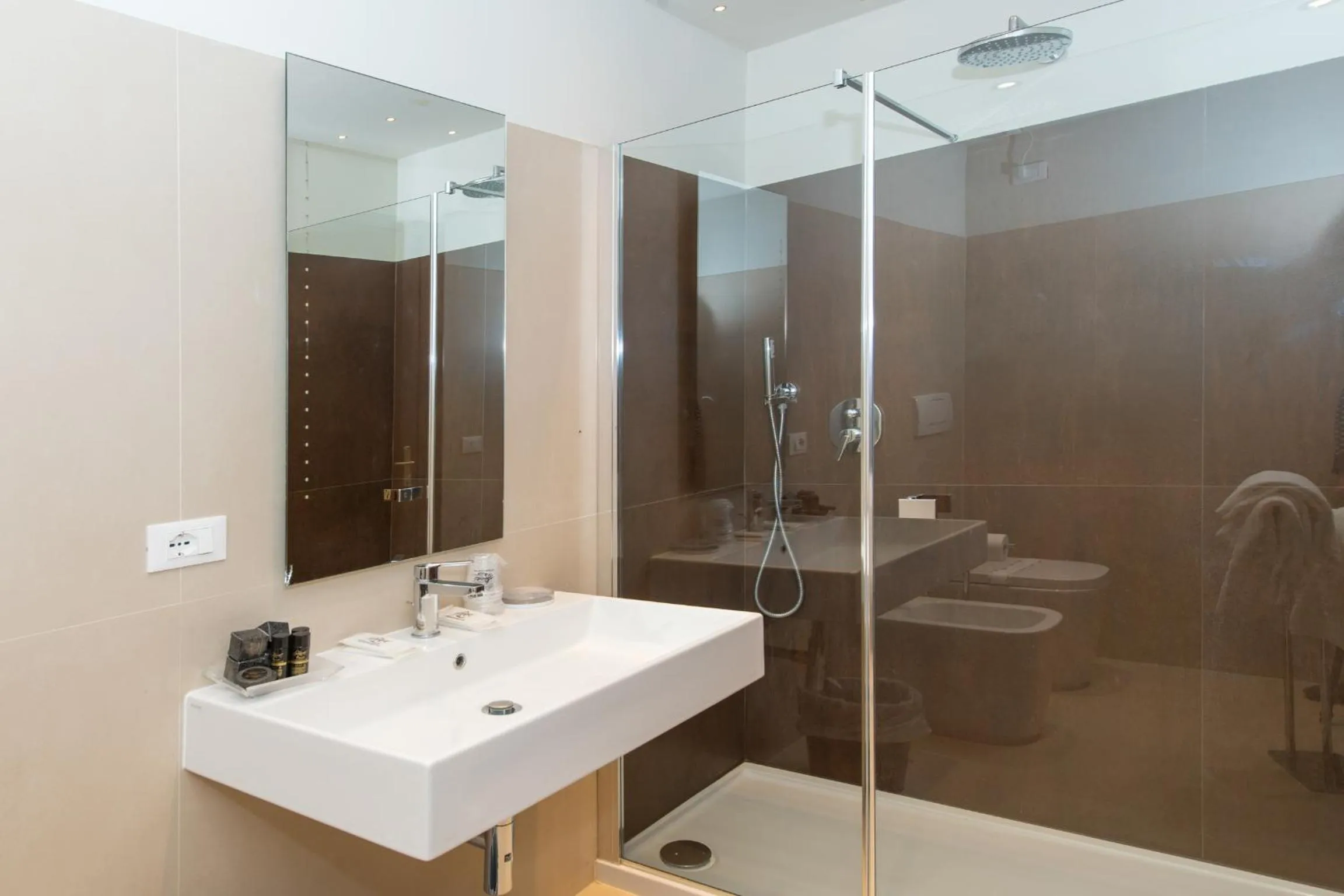 Bathroom in Locanda Leon Bianco on the Grand Canal