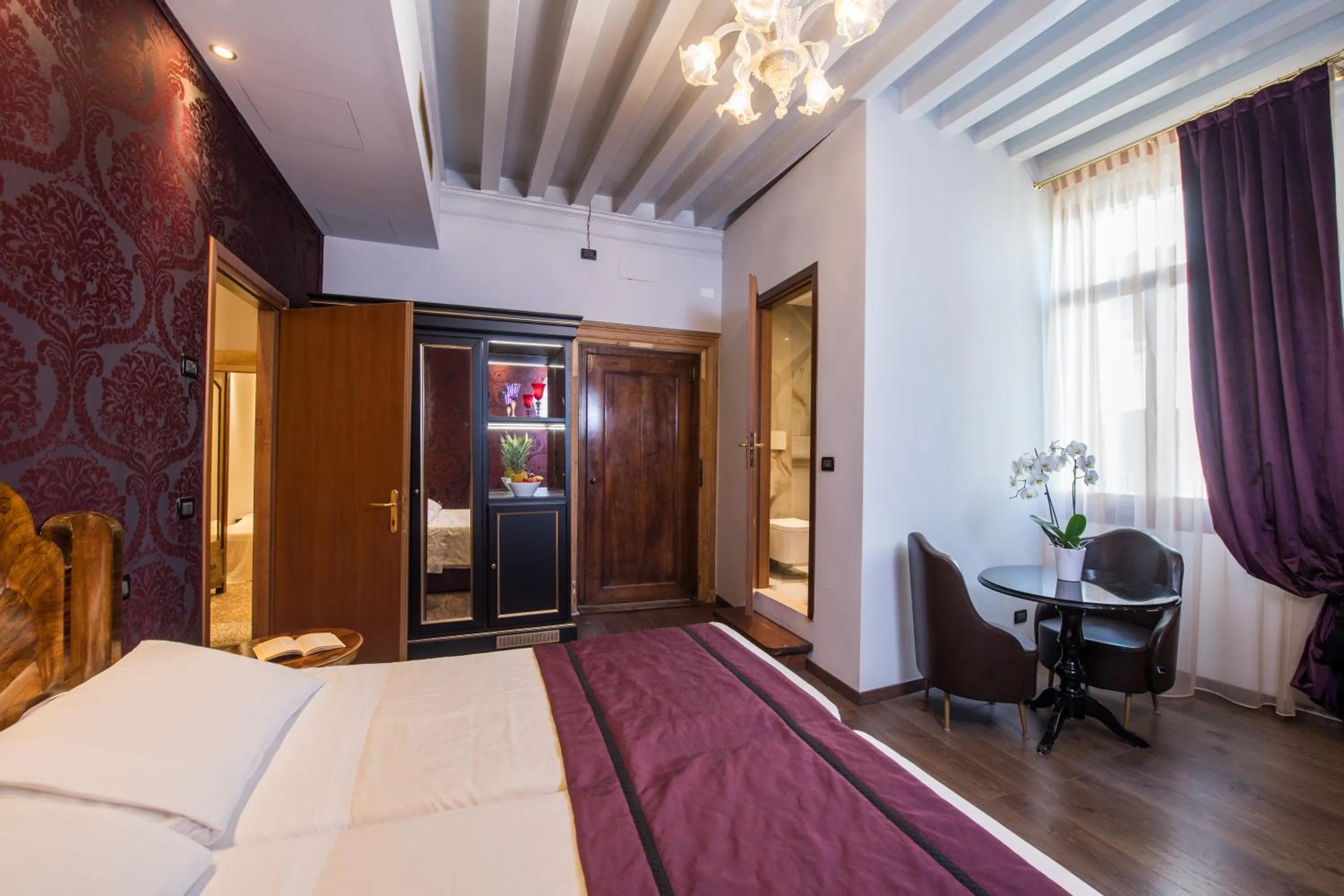 Bedroom, Bed in Locanda Leon Bianco on the Grand Canal