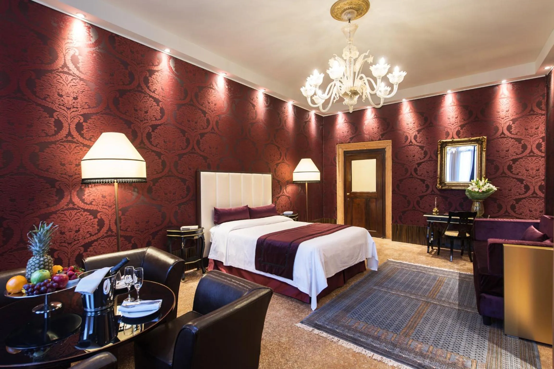 Bedroom, Bed in Locanda Leon Bianco on the Grand Canal