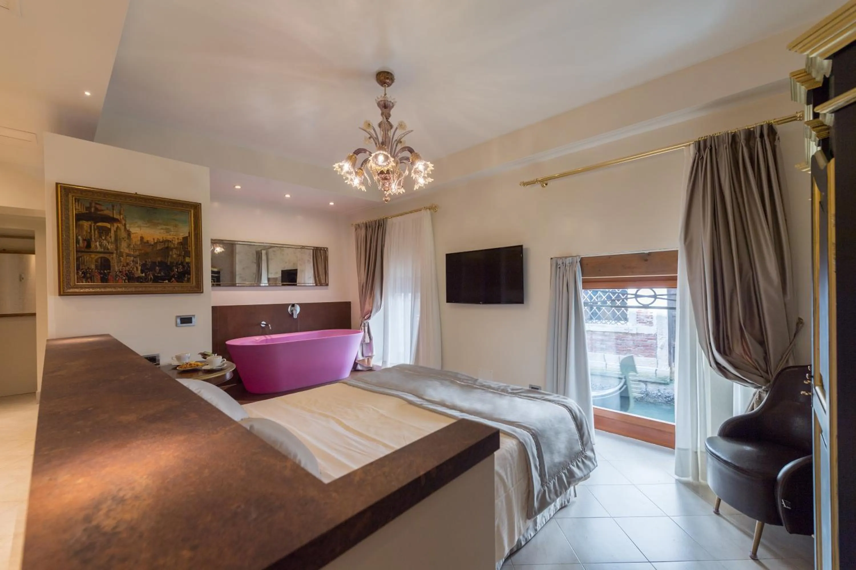 Photo of the whole room, Bed in Locanda Leon Bianco on the Grand Canal