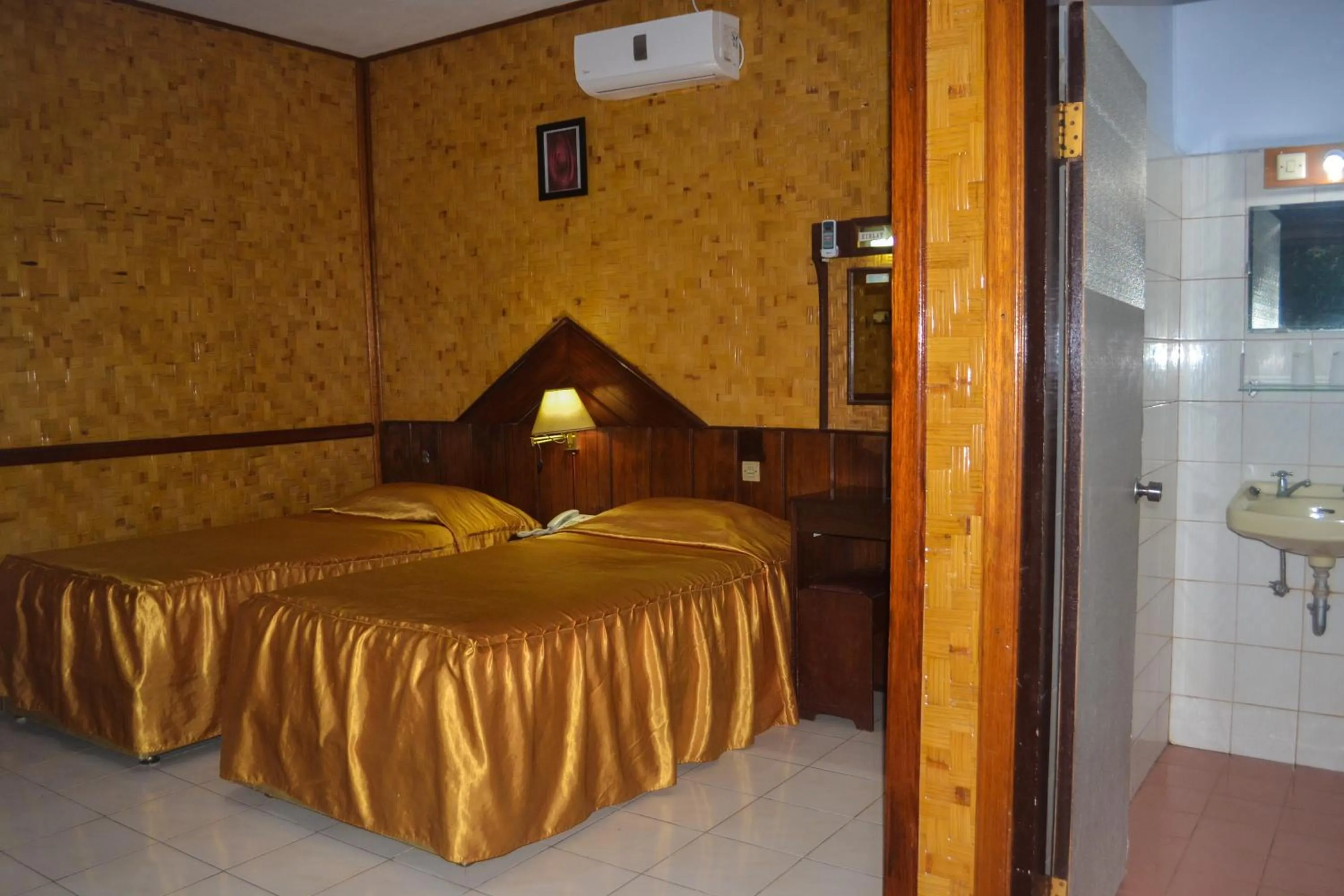 Bed in Hotel Indra Toraja