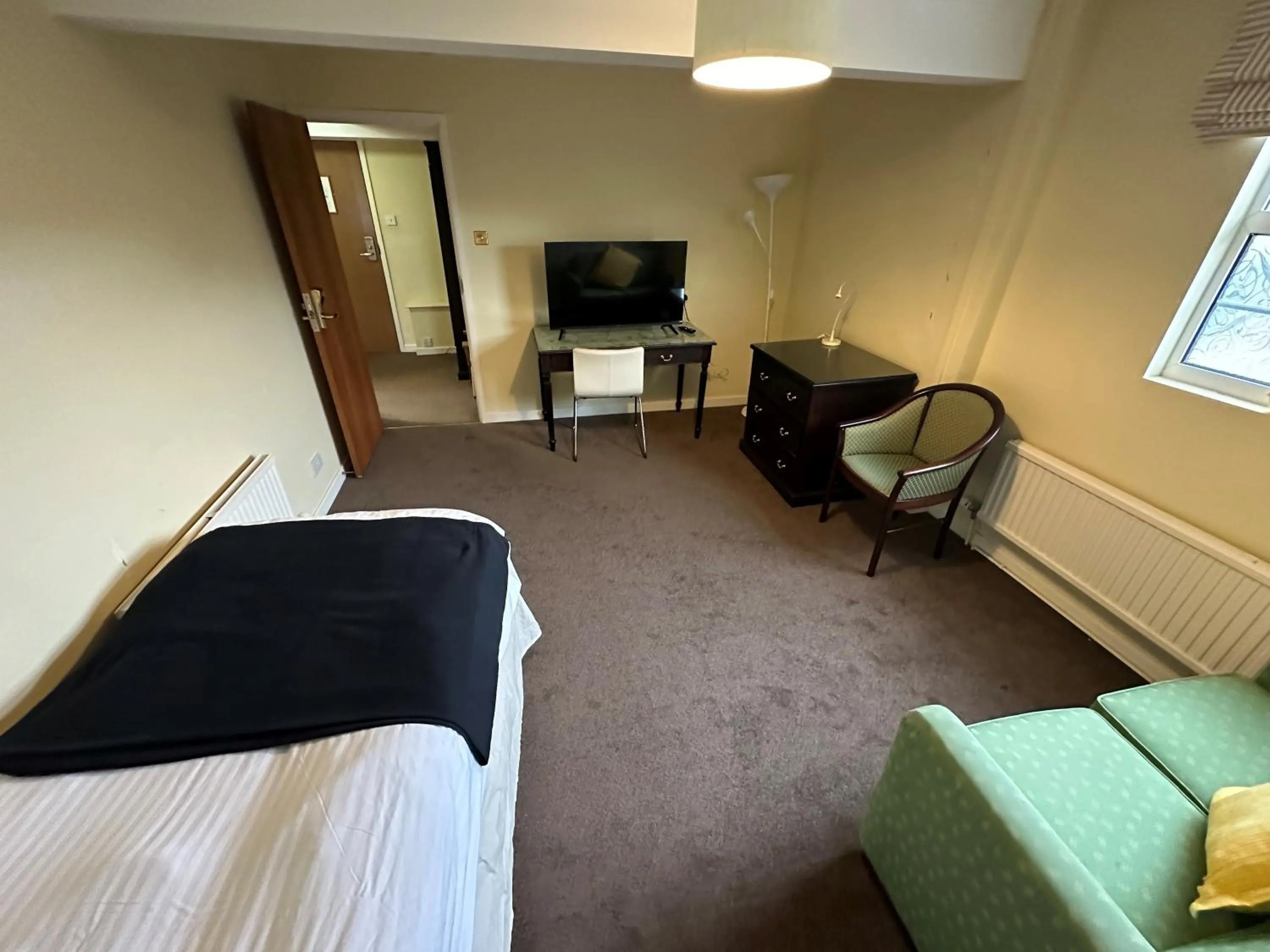 Living room, Bed in 281 Hotel & Restaurant