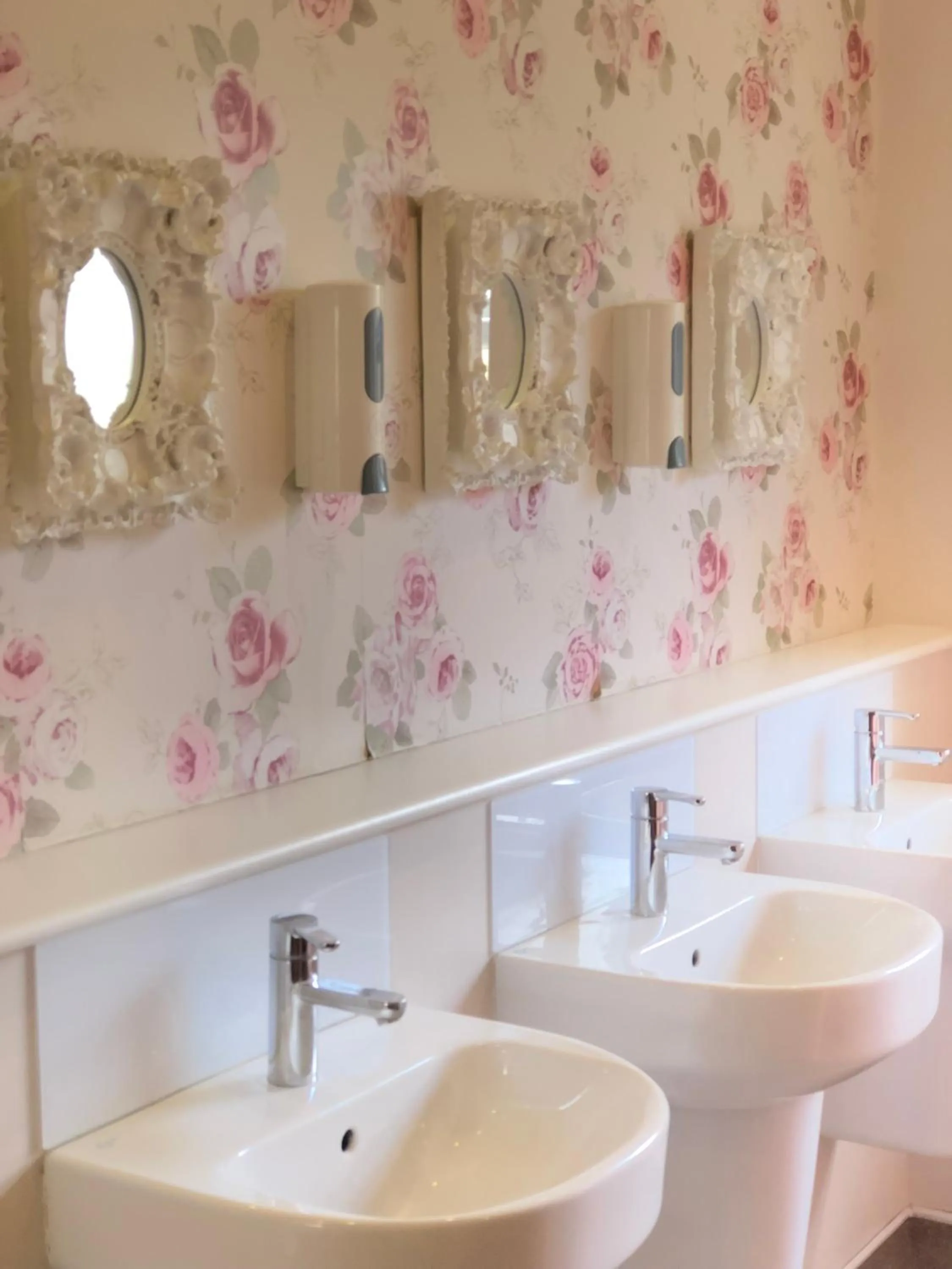 Toilet in 281 Hotel & Restaurant