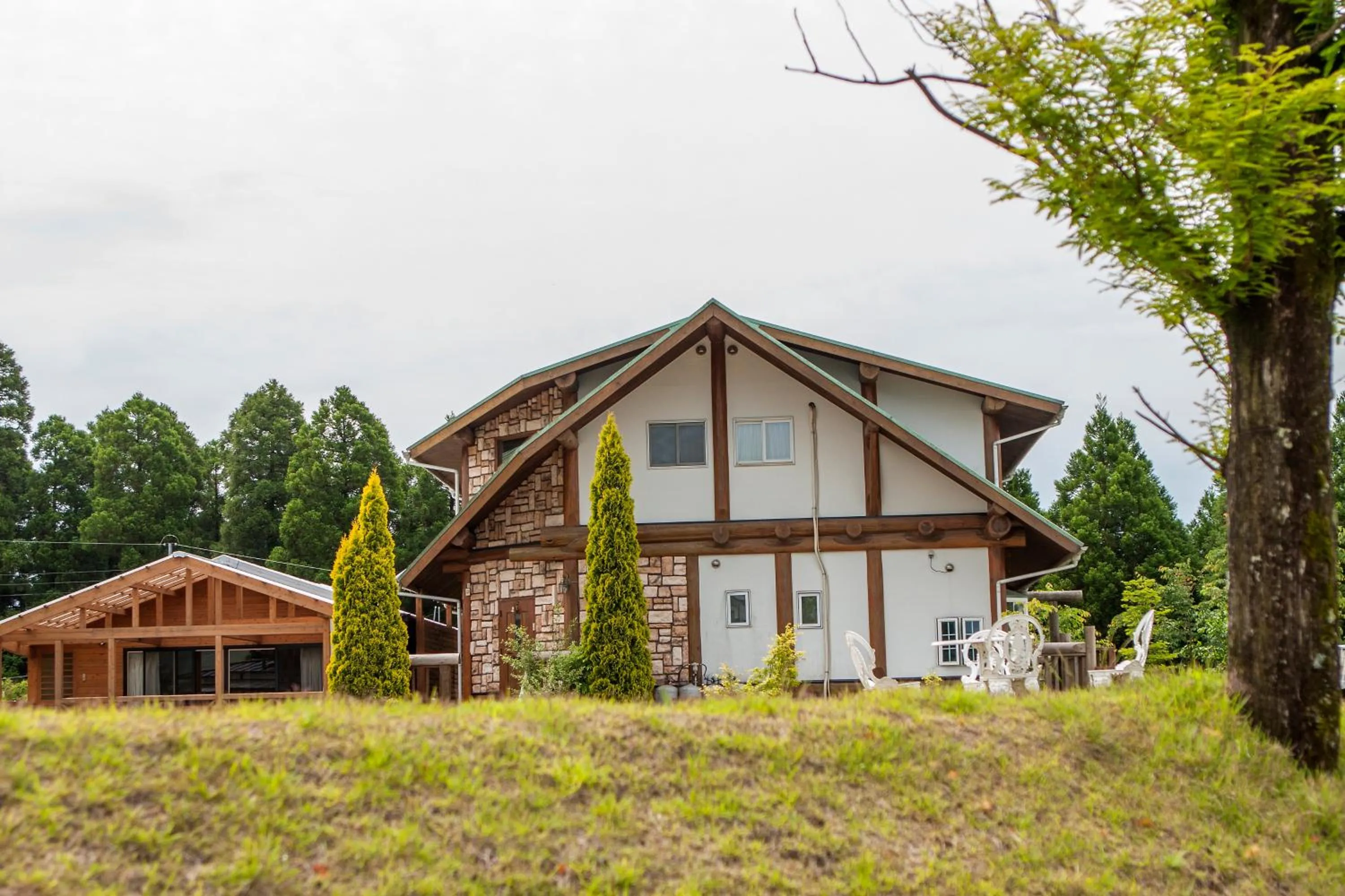 Facade/entrance in Kurokawa Mori no Cottage