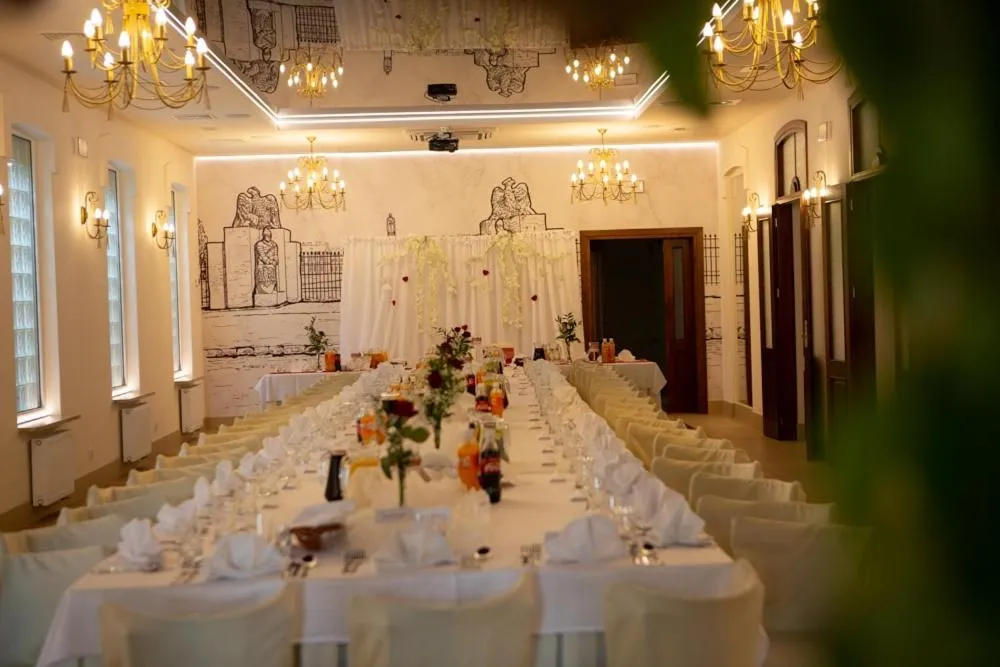 Restaurant/places to eat in Hotel Carskie Koszary