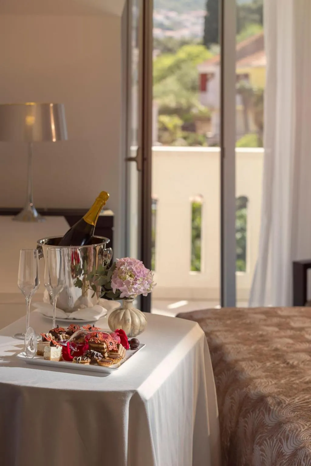 Property building, Bed in Hotel Lapad